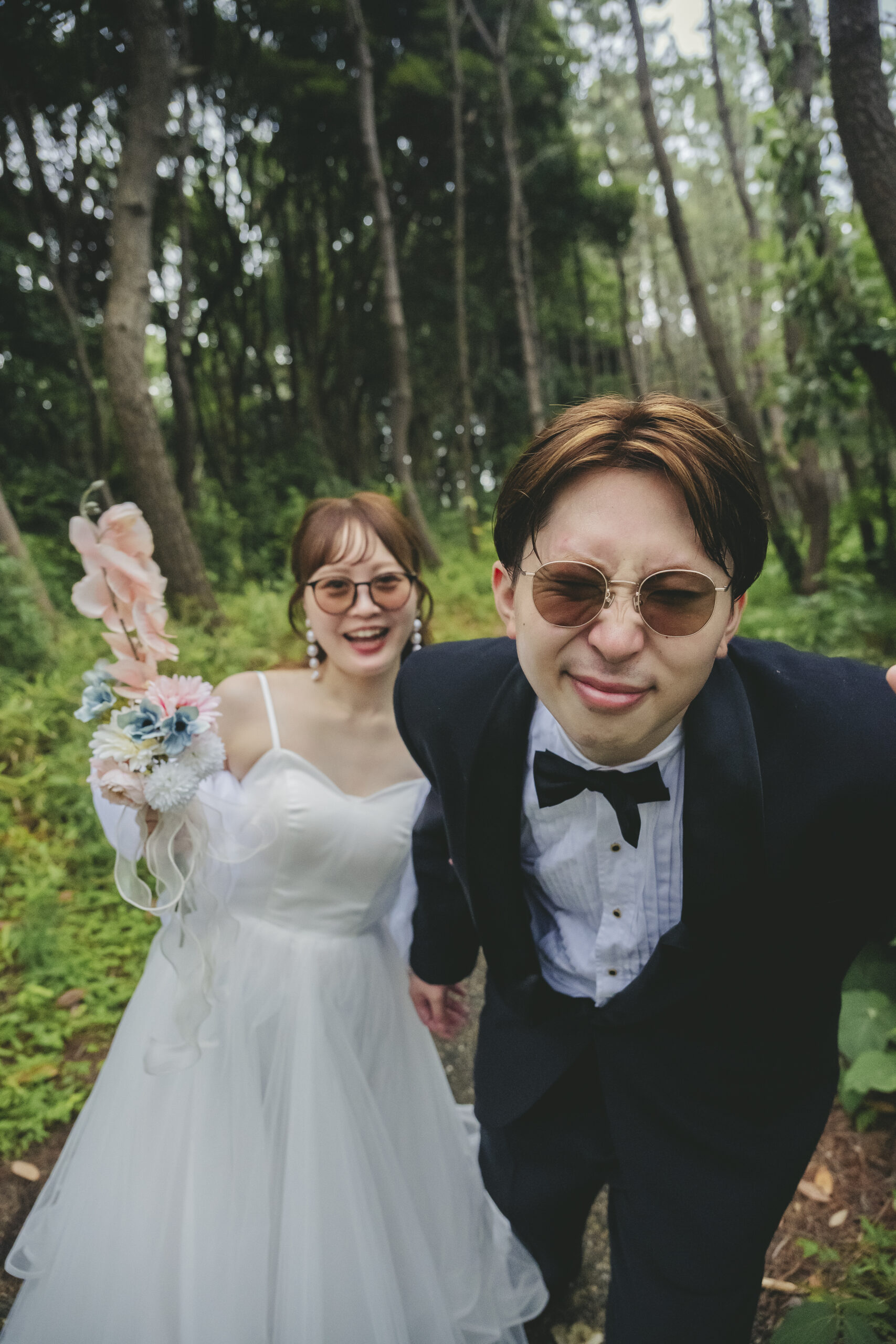 稲毛海浜公園のヤシの木や緑豊かなロケーションを活かしたリゾート風の結婚式前撮り