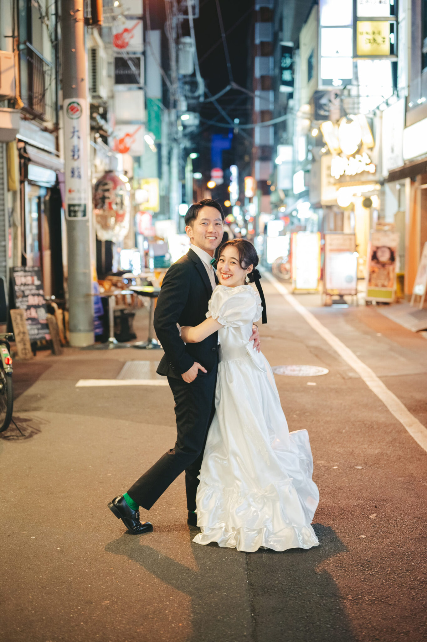 東京の夜のネオンがエモいレトロな街並みの路地裏でドラマチックに佇むおしゃれなナイト前撮り