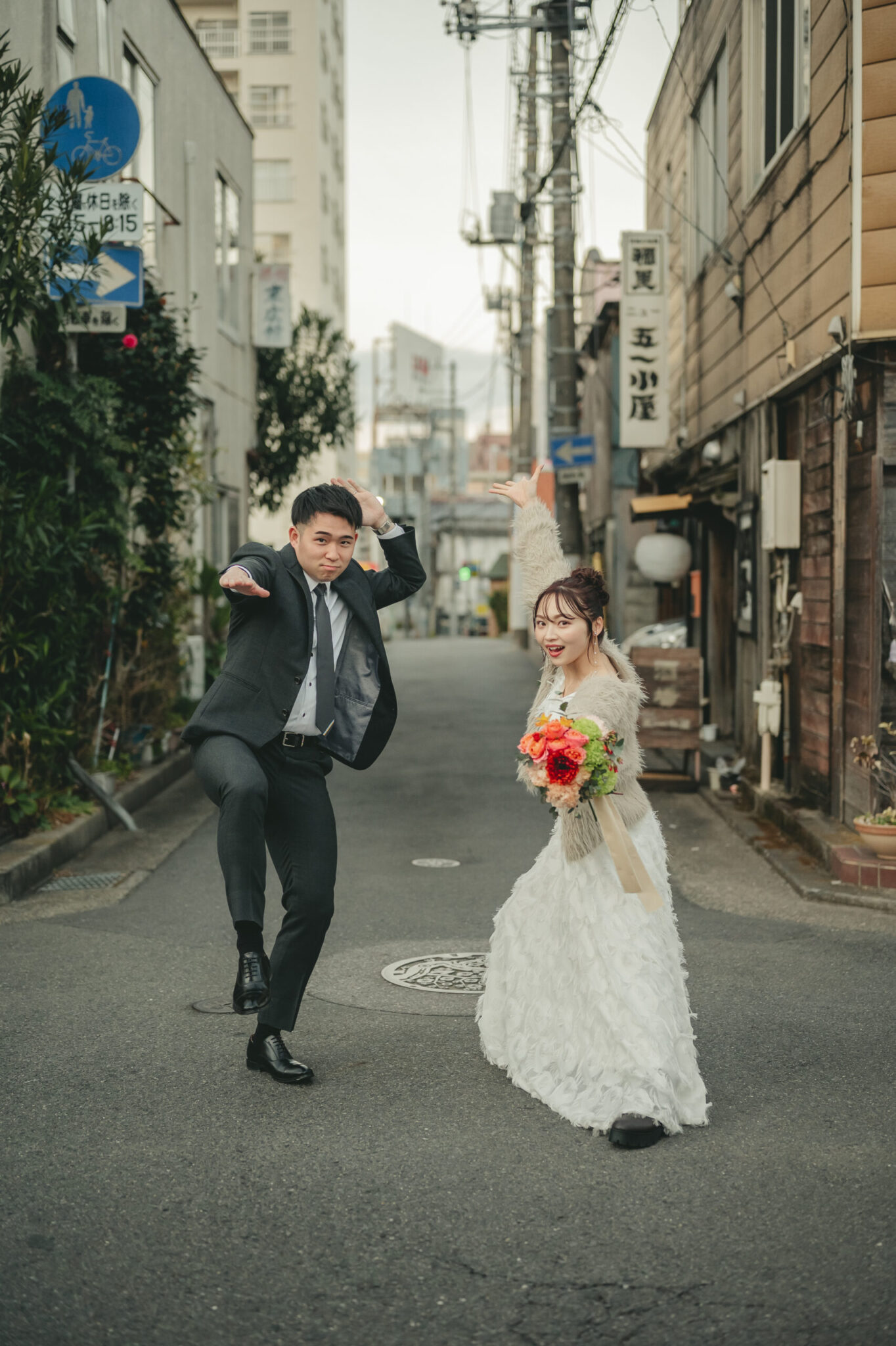茨城県水戸市のどこか懐かしいストリートの街並みの中でドレス姿のままユニークなポーズで楽しむ前撮り