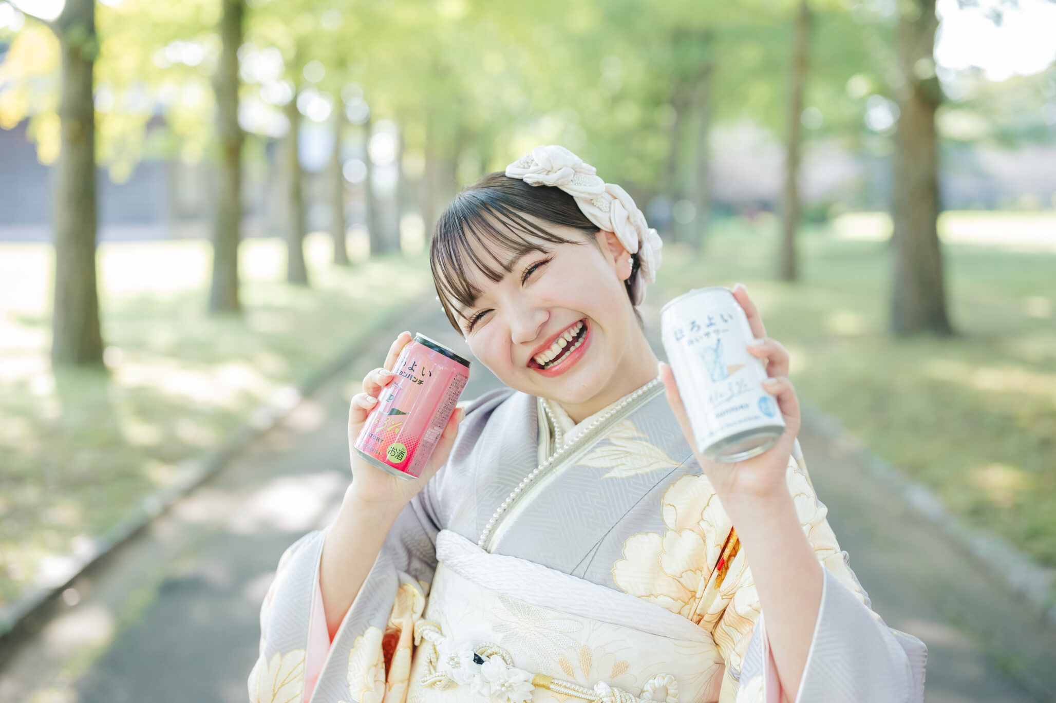 茨城県水戸市での成人式前撮りで20歳のお祝いに缶チューハイを持って最高の笑顔を見せる振袖ロケーション撮影