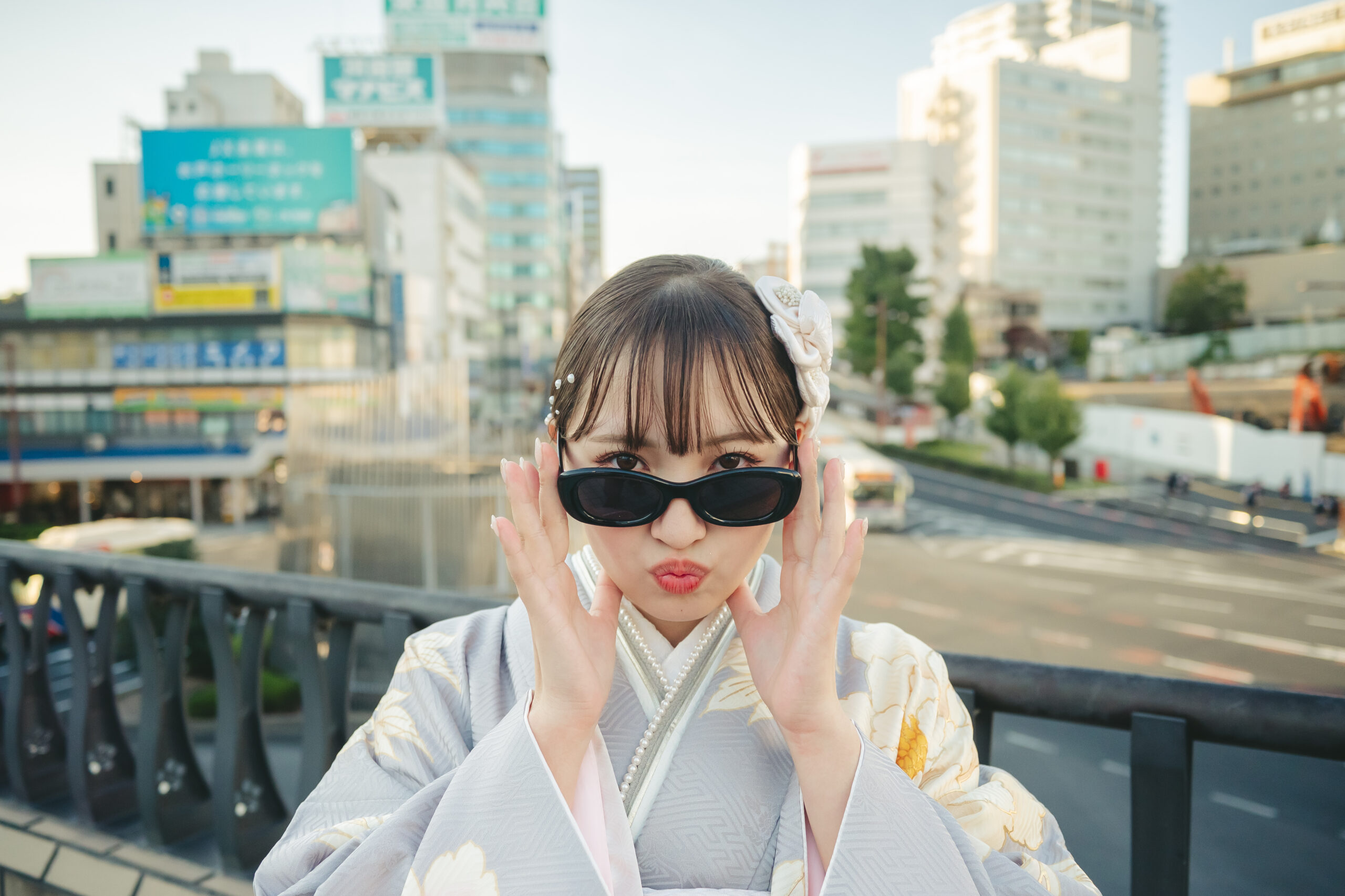 上品な振袖に黒のサングラスを合わせた個性的でストリート感溢れるお洒落な20歳のロケーション撮影