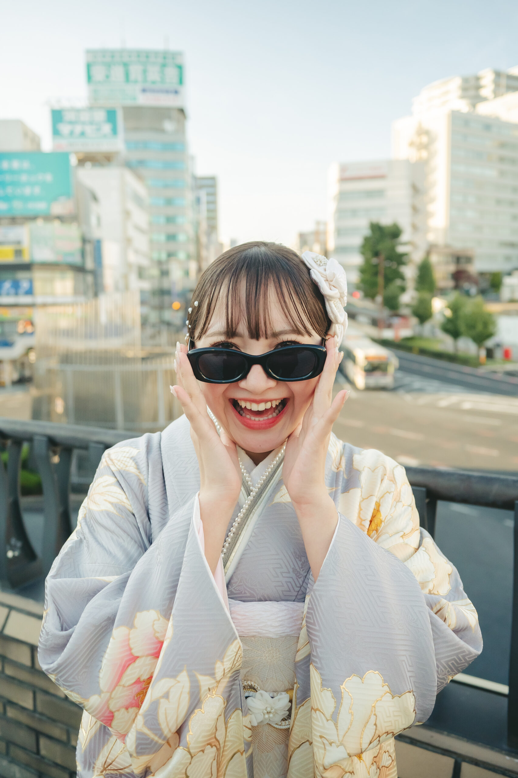 上品な振袖に黒のサングラスを合わせた個性的でストリート感溢れるお洒落な20歳のロケーション撮影