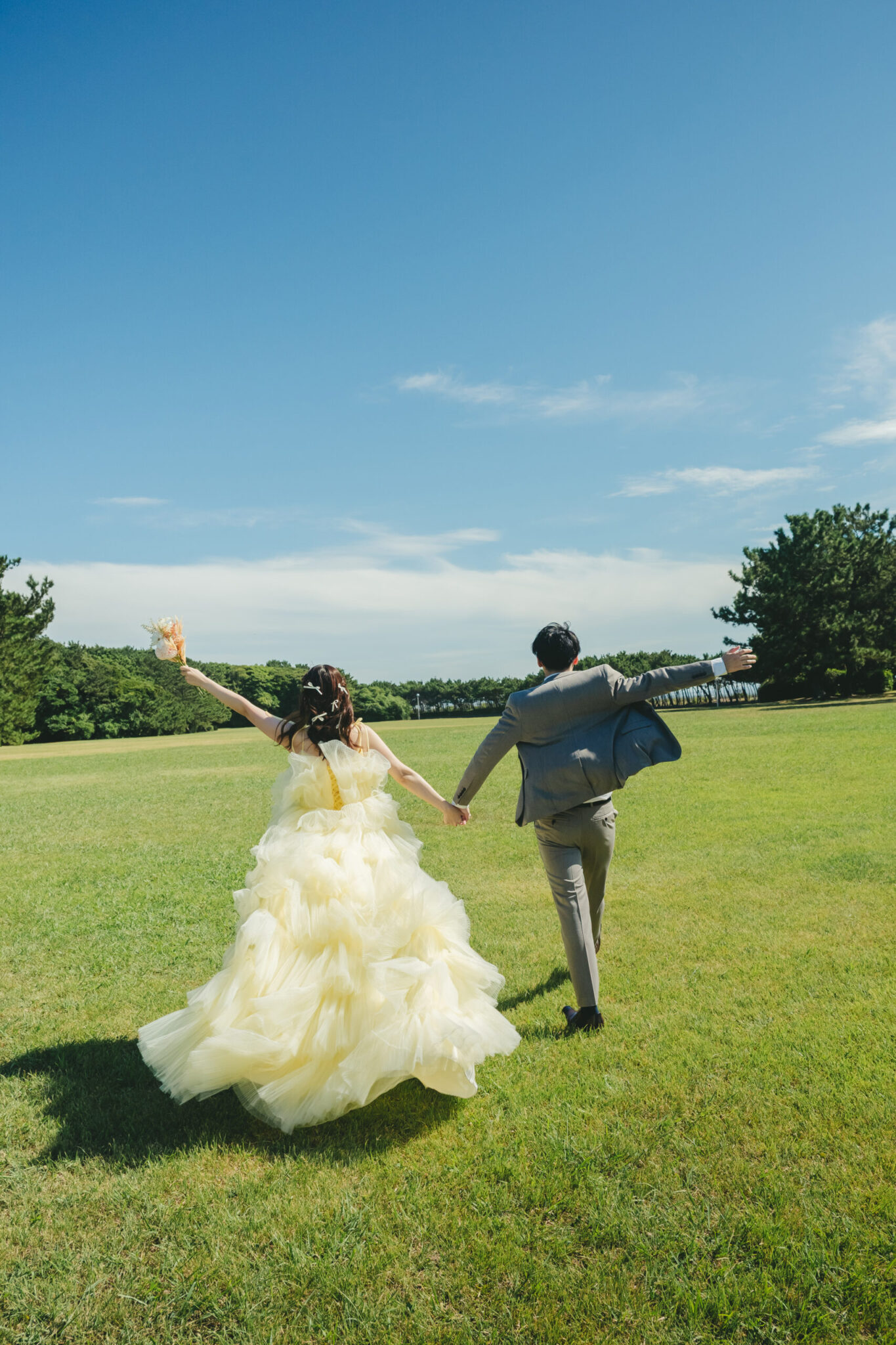 稲毛海浜公園の広大な芝生広場を舞台にドレスとタキシード姿で楽しむナチュラルな前撮り