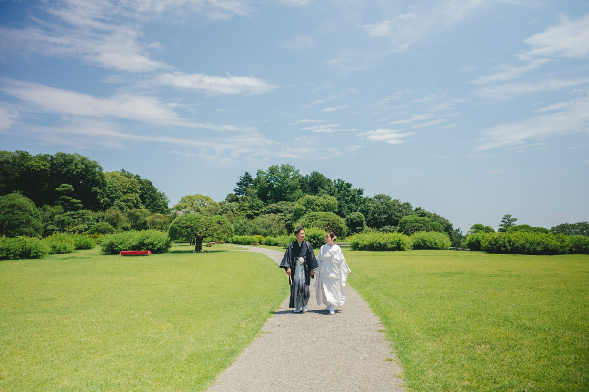 青空と大自然が広がる偕楽園の庭園を舞台にのんびりとお散歩を楽しむ自然体な和装前撮り