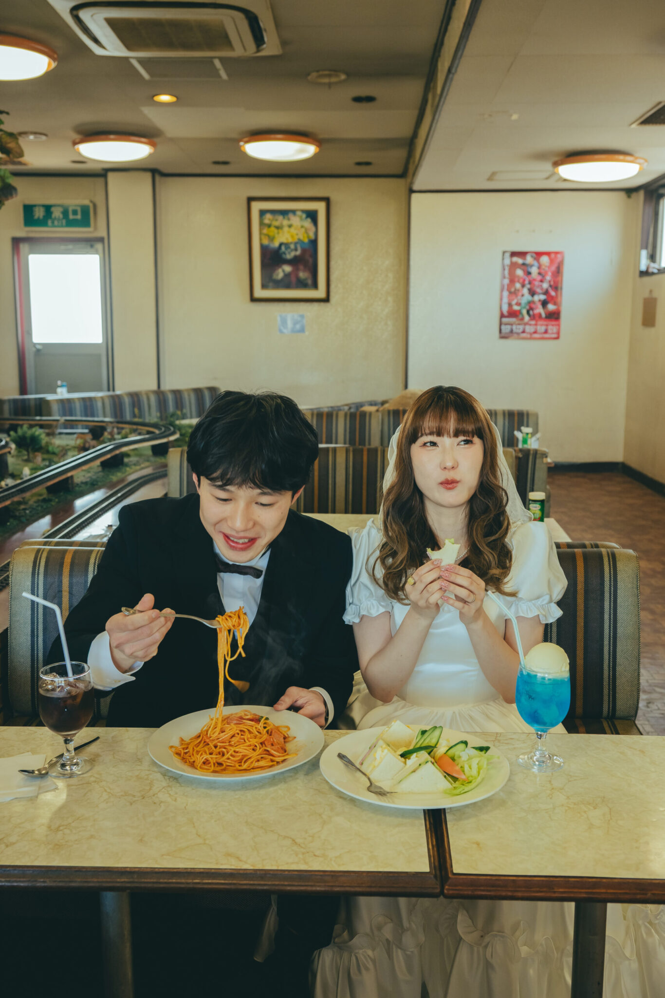 昭和レトロなレストランの店内で懐かしい洋食メニューを前に並んで座る可愛い結婚式前撮り