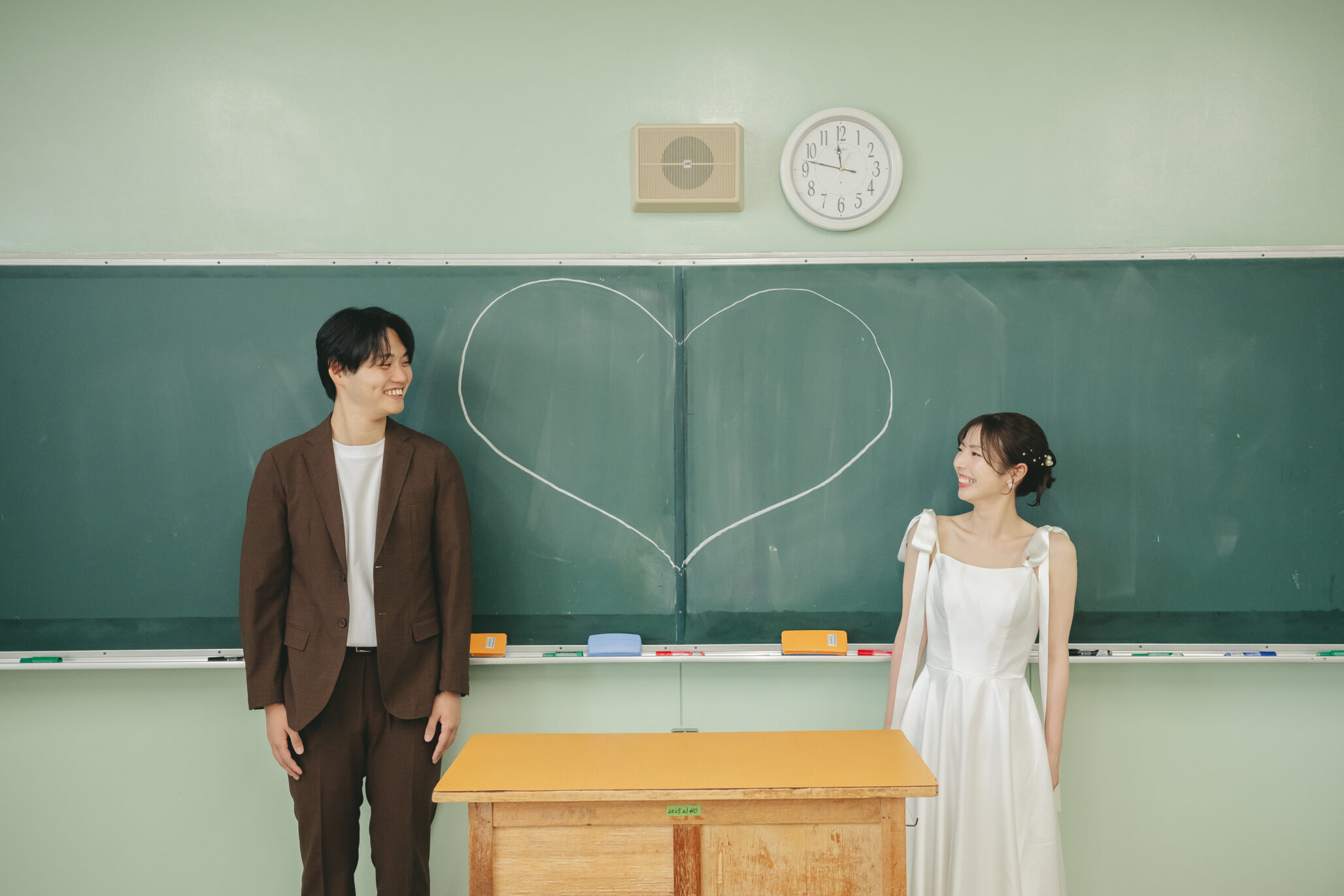 神奈川県の学校ロケーションと相模原公園および夜の街で叶えるストーリー溢れる結婚式前撮り