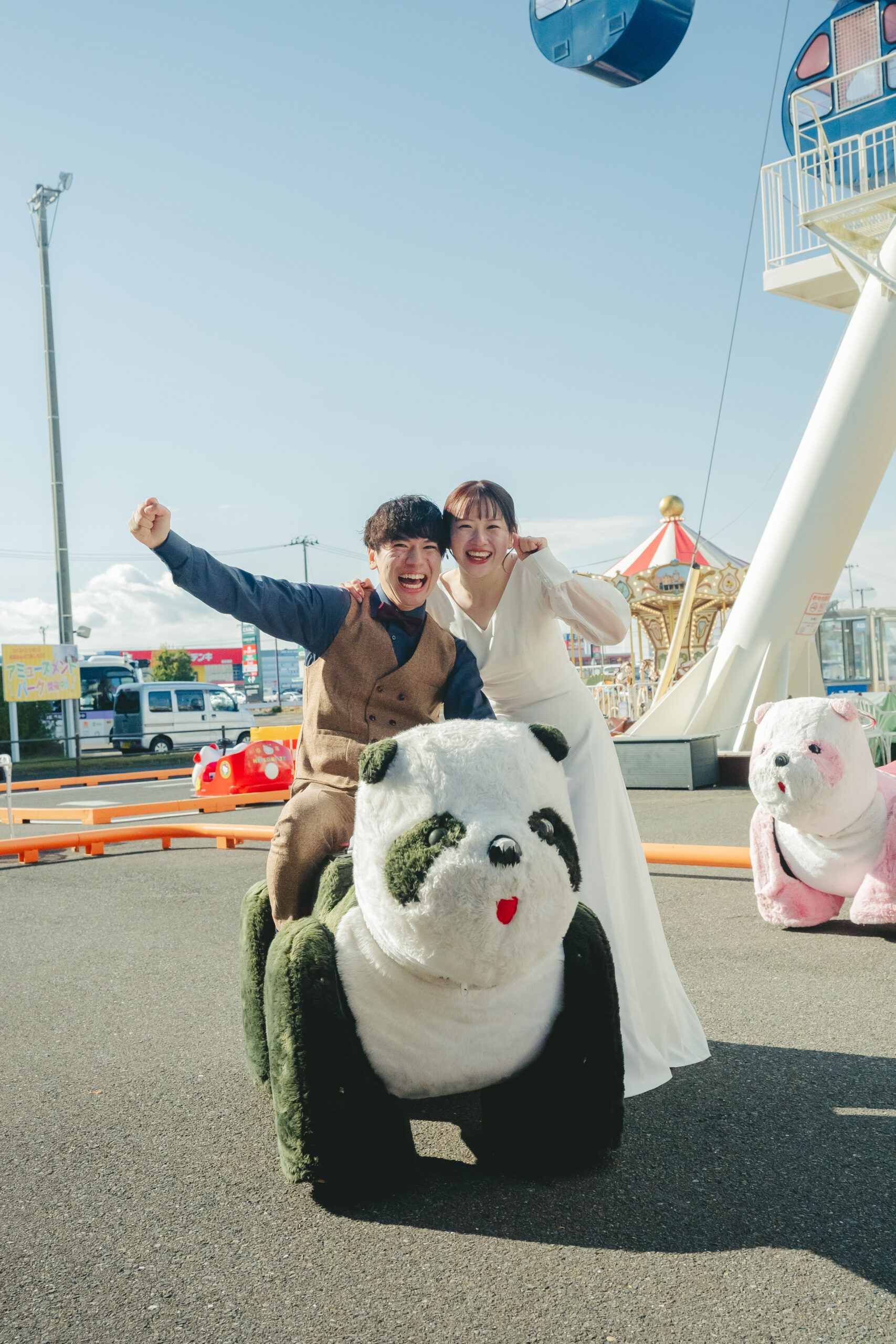 仙台の遊園地でパンダの乗り物に乗る結婚式前撮りの新郎新婦