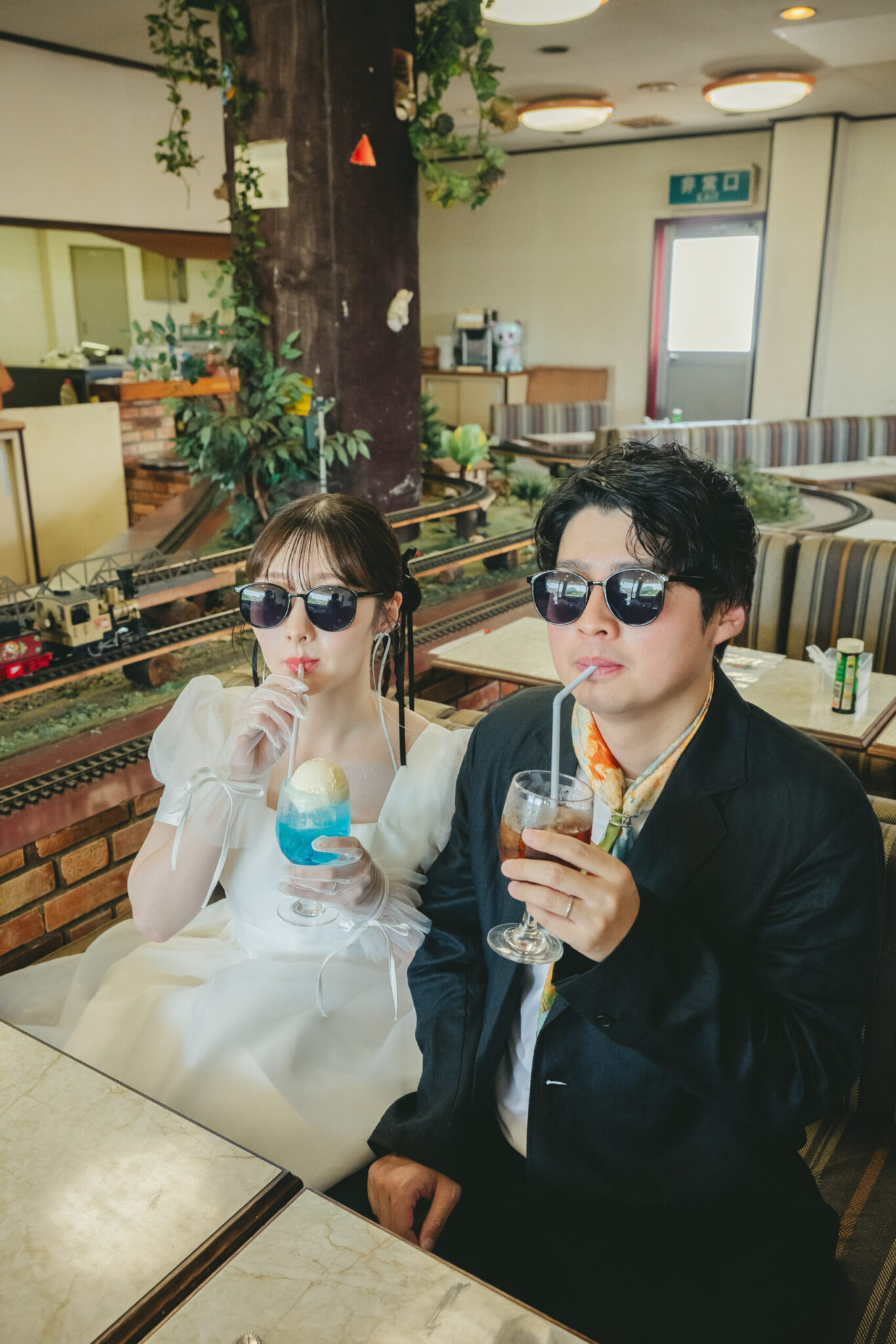 ドレスとタキシードにサングラスを合わせてクリームソーダを飲むおちゃめでポップな前撮り