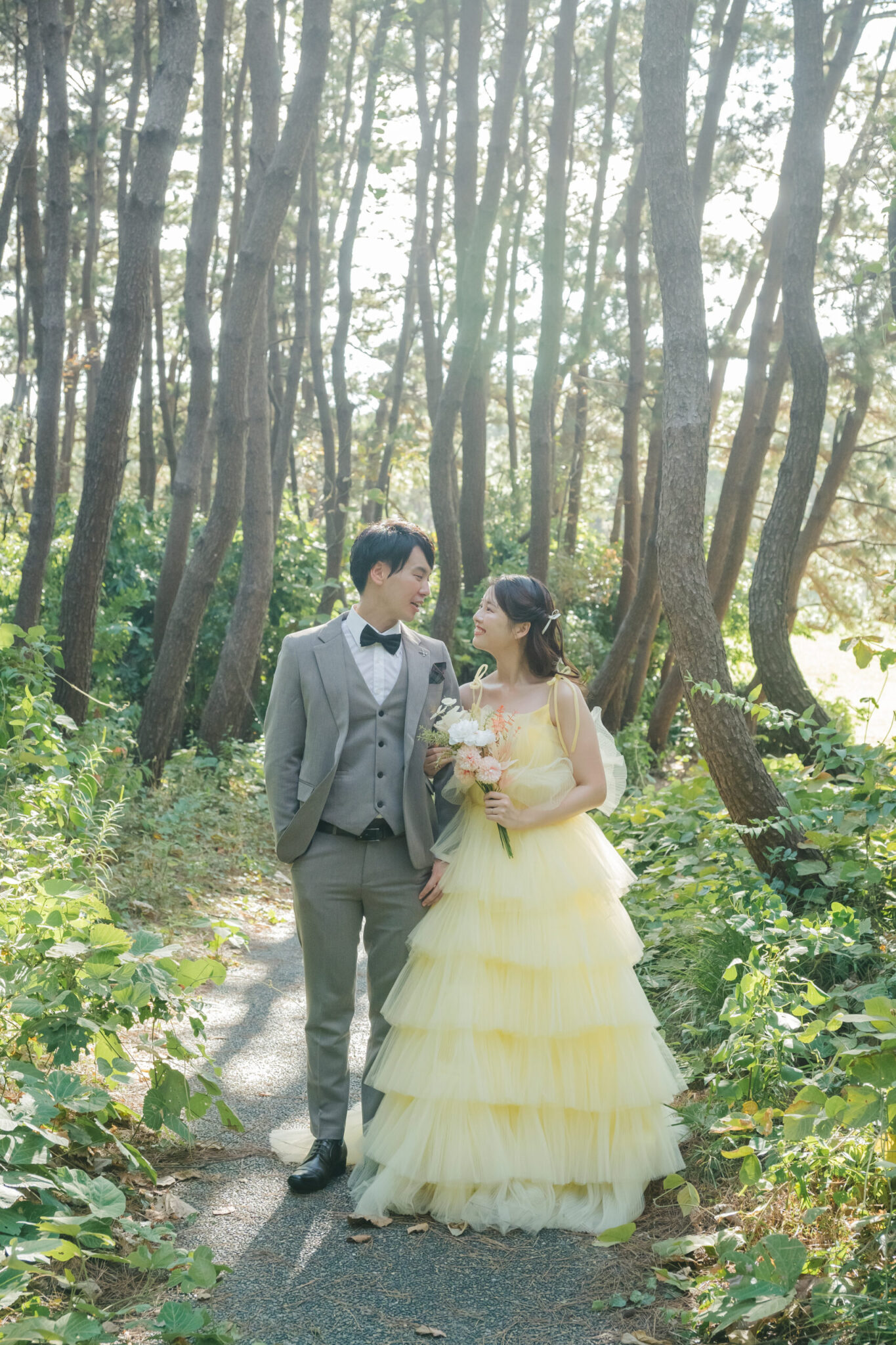 稲毛海浜公園のヤシの木や緑豊かなロケーションを活かしたリゾート風の結婚式前撮り