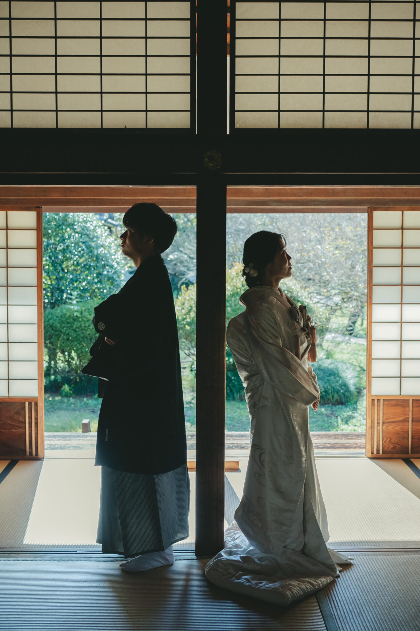 弘道館の和室に差し込む柔らかな光と影を活かしてドラマチックに表現した和装ウェディングフォト