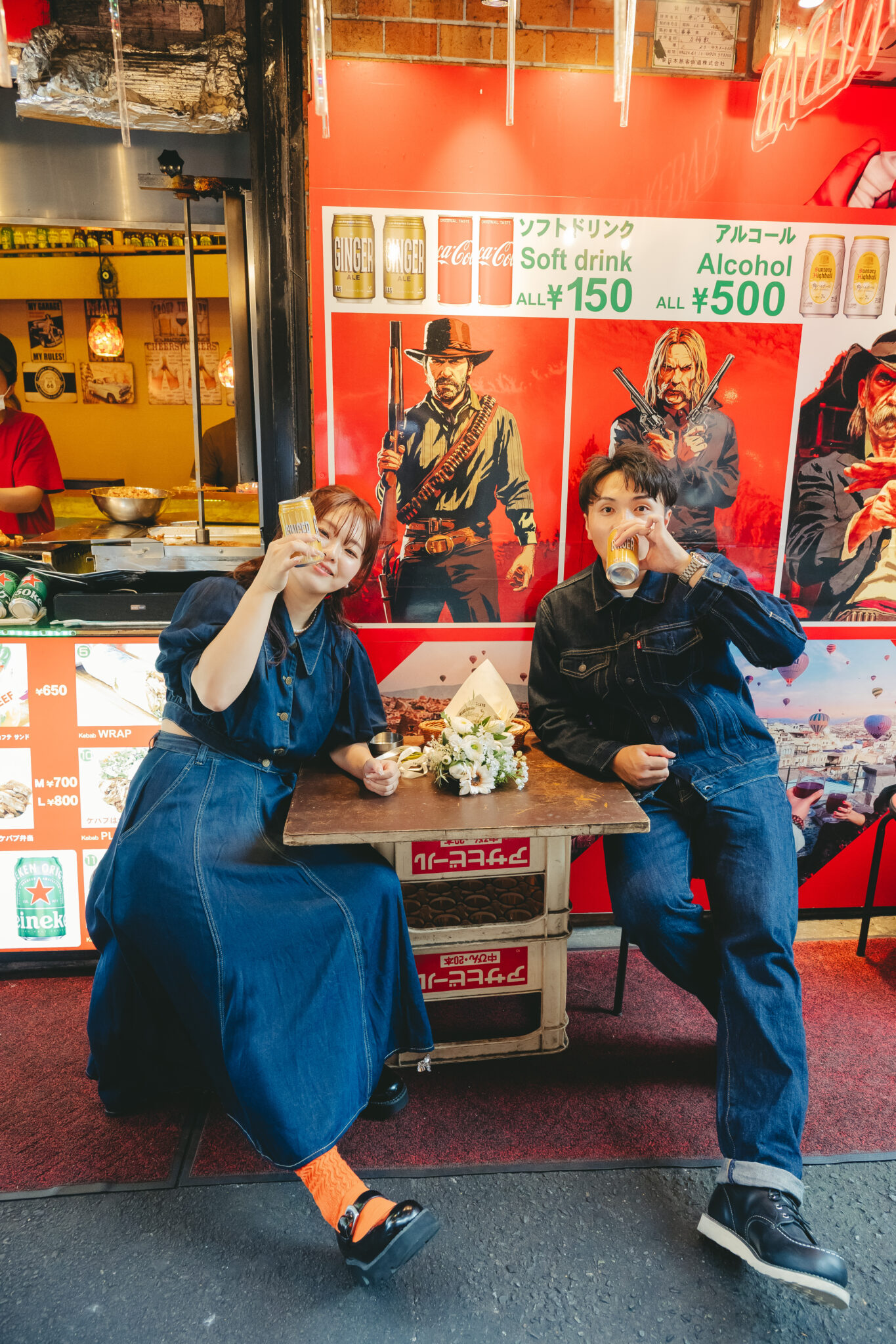 高円寺のレトロなお店の前でお二人らしくカジュアルに楽しむロケーション前撮り