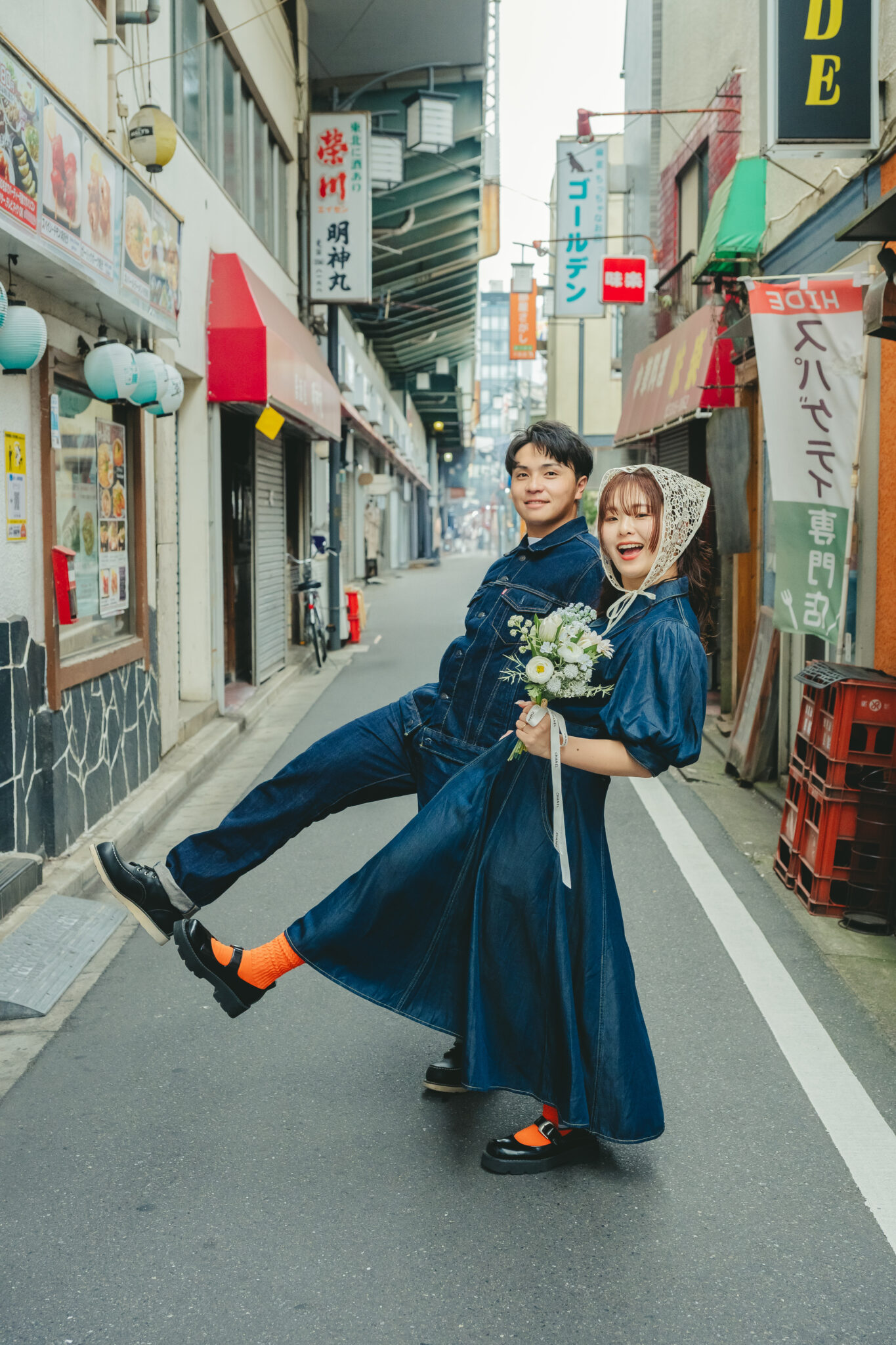 高円寺のストリートを散歩しながら自然体な笑顔を見せる新郎新婦のおしゃれな前撮り