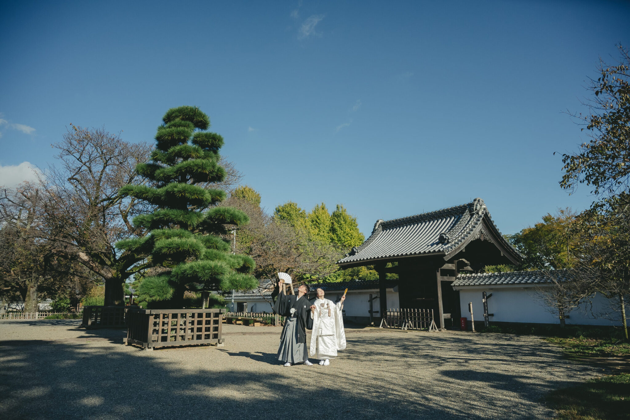 弘道館の大手門と立派な松の木をバックに広大な敷地で撮影した和装ロケーションフォト