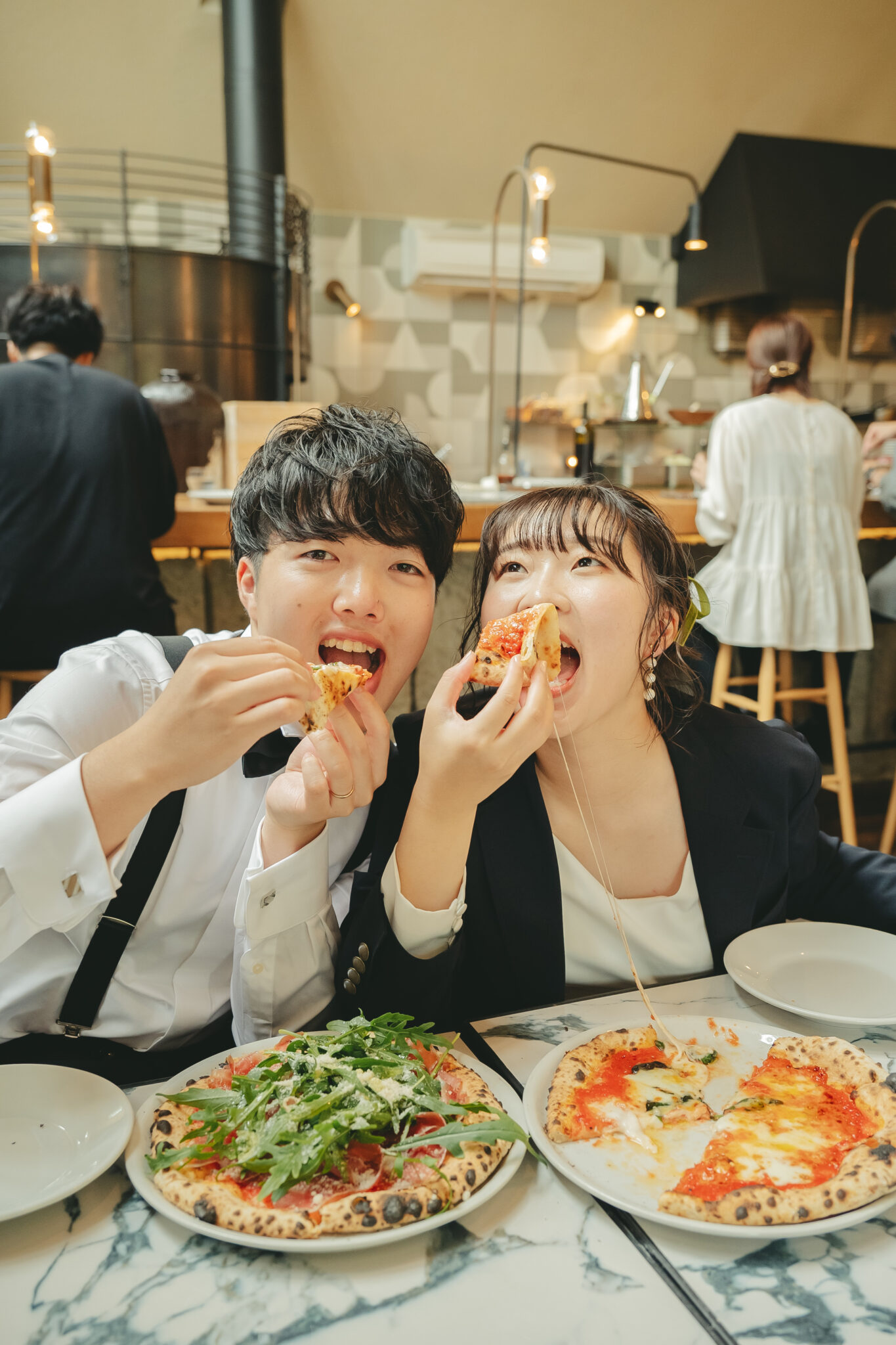 ドレスにジャケットを羽織るトレンドスタイルの新婦とお気に入りのピザ屋で撮影したカジュアル前撮り