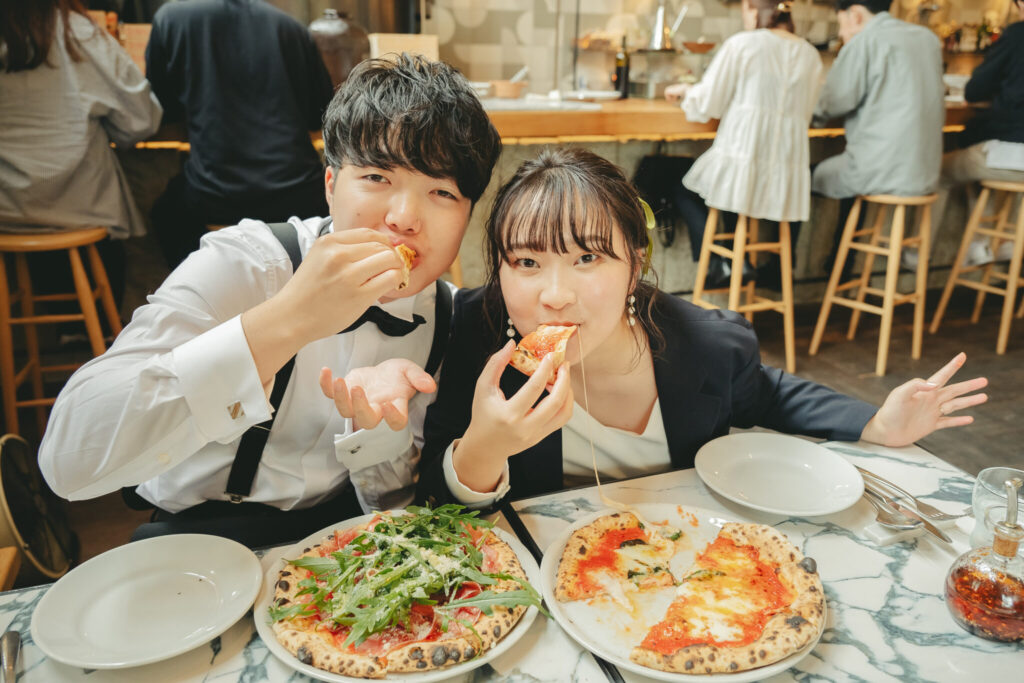 栃木でのロケーション前撮りでお気に入りのピザ屋を巡りドレスにジャケットを羽織って楽しむ新郎新婦