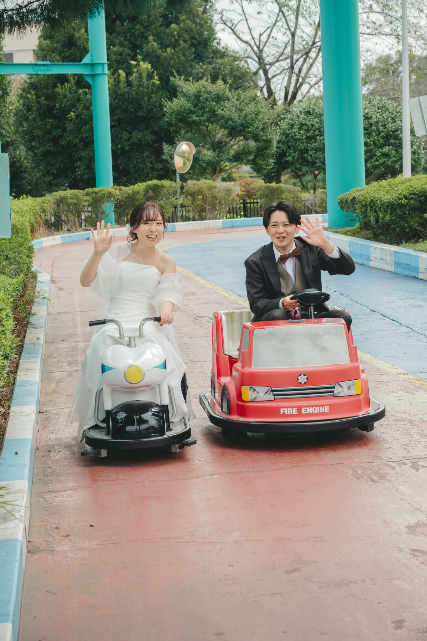 とちのきファミリーランドでゴーカートに乗っている栃木の結婚式前撮り