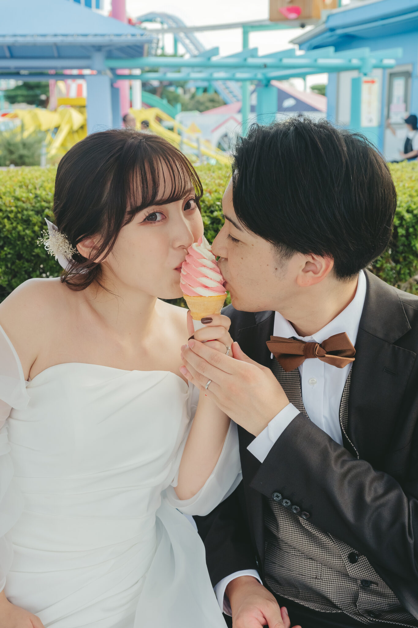 とちのきファミリーランドで、ソフトクリームを二人で頬張る結婚式前撮り