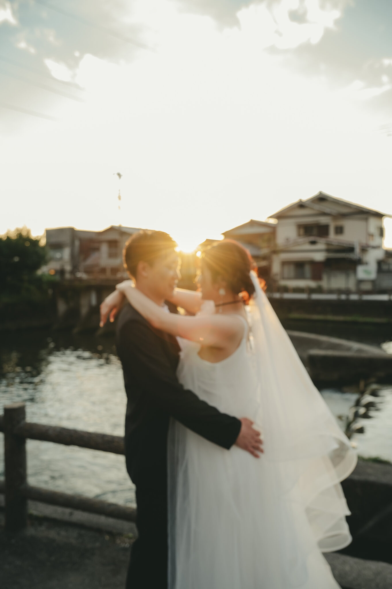 栃木市・蔵の街のノスタルジックな夕暮れ時のストリートでドラマチックに抱き合うエモい前撮り