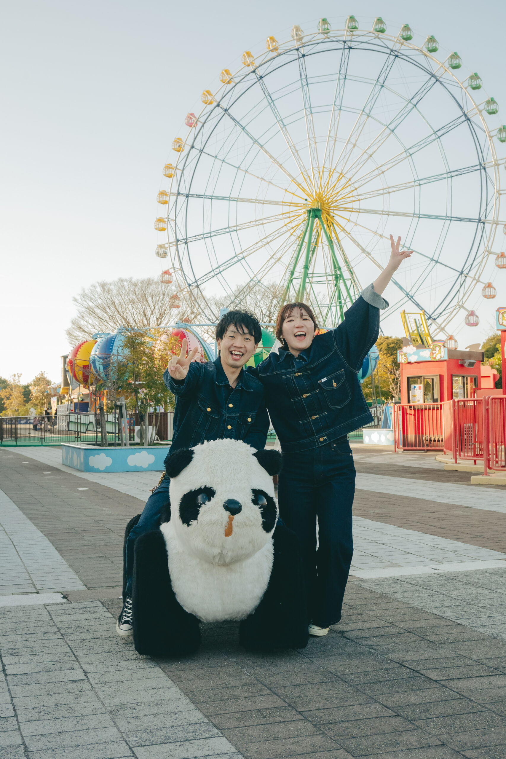 ひたちなか海浜公園の遊園地でお揃いのデニム姿でパンダの乗り物に乗ってはしゃぐおもしろ可愛い前撮り