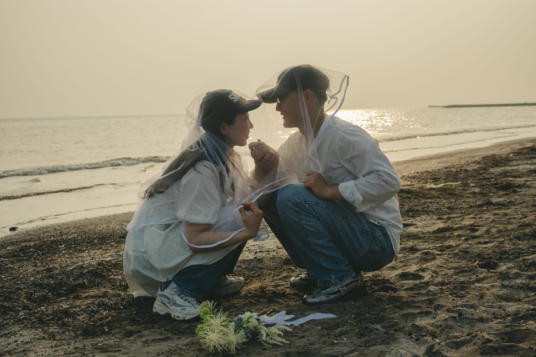 稲毛海浜公園の美しいサンセットを背景に映画のワンシーンのように佇むエモいビーチ前撮り