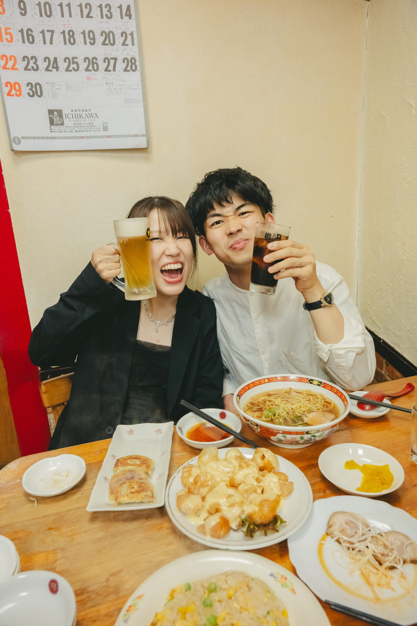 町中華の店内でラーメンや餃子を前にビールで乾杯するおもしろ可愛い最高の結婚式前撮り