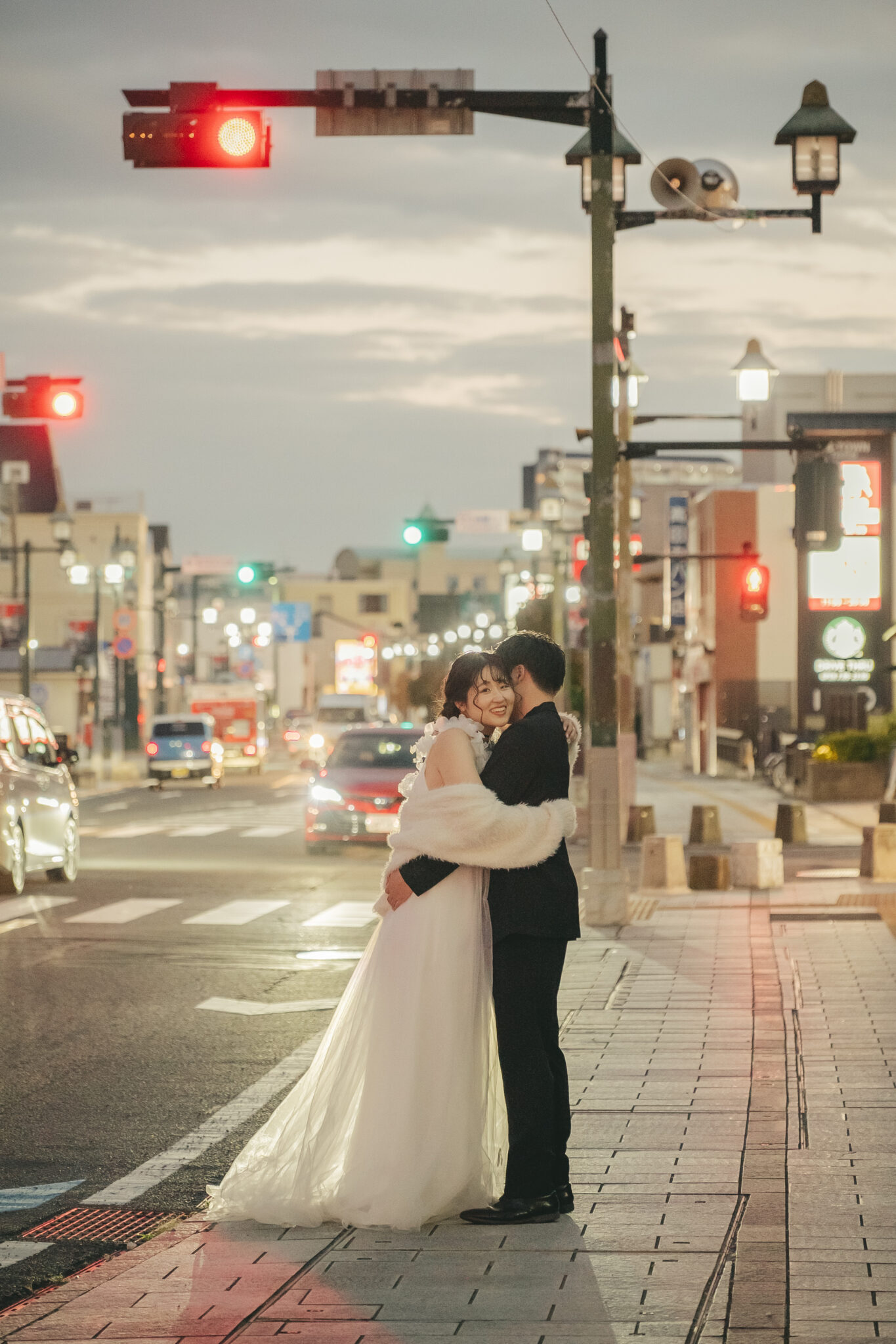 栃木市・蔵の街のノスタルジックな夕暮れ時のストリートでドラマチックに抱き合うエモい前撮り