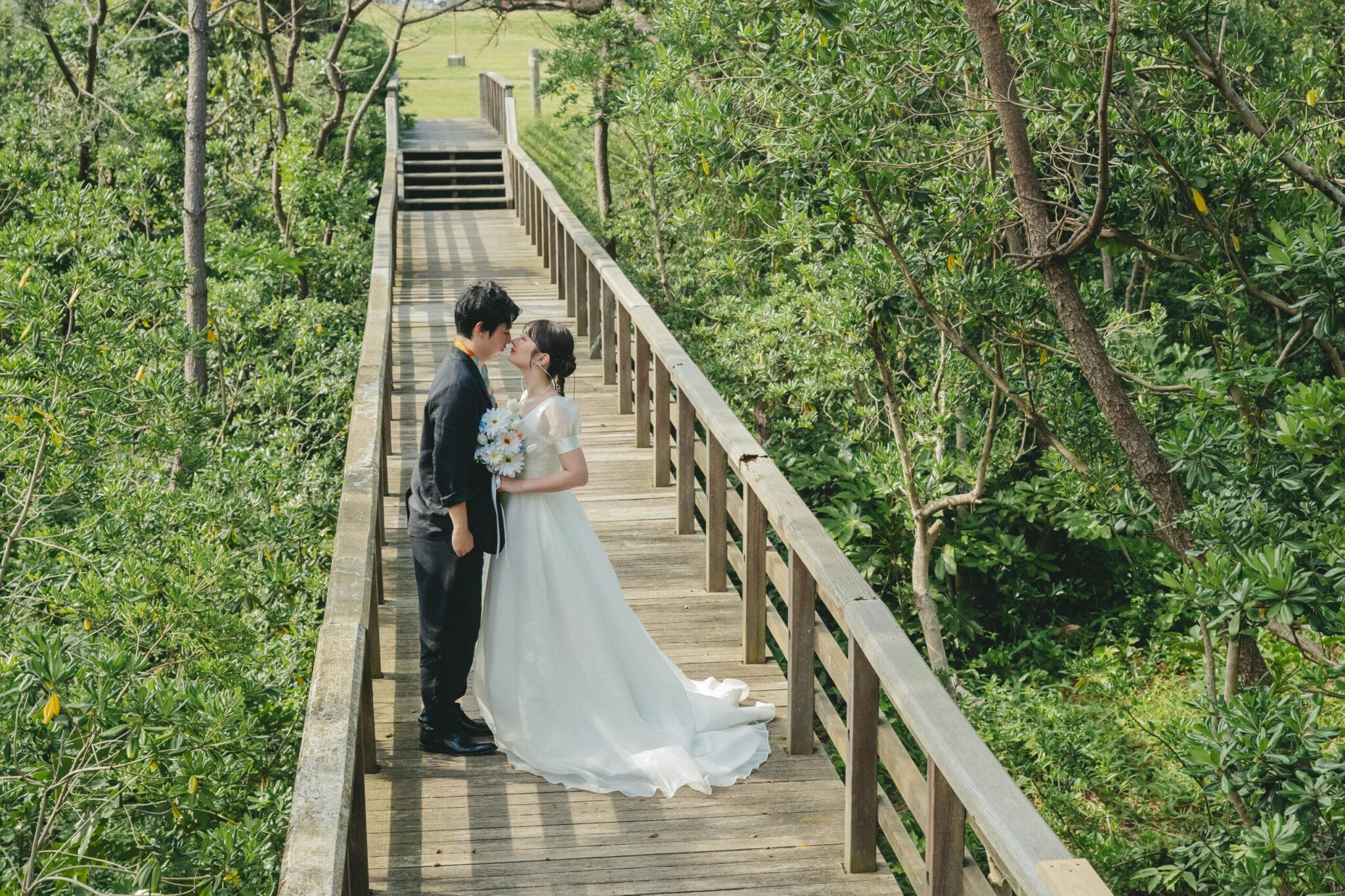 鹿島灘海浜公園のおしゃれな木製ウッドデッキを舞台に自然な表情で向き合うロケーション前撮り