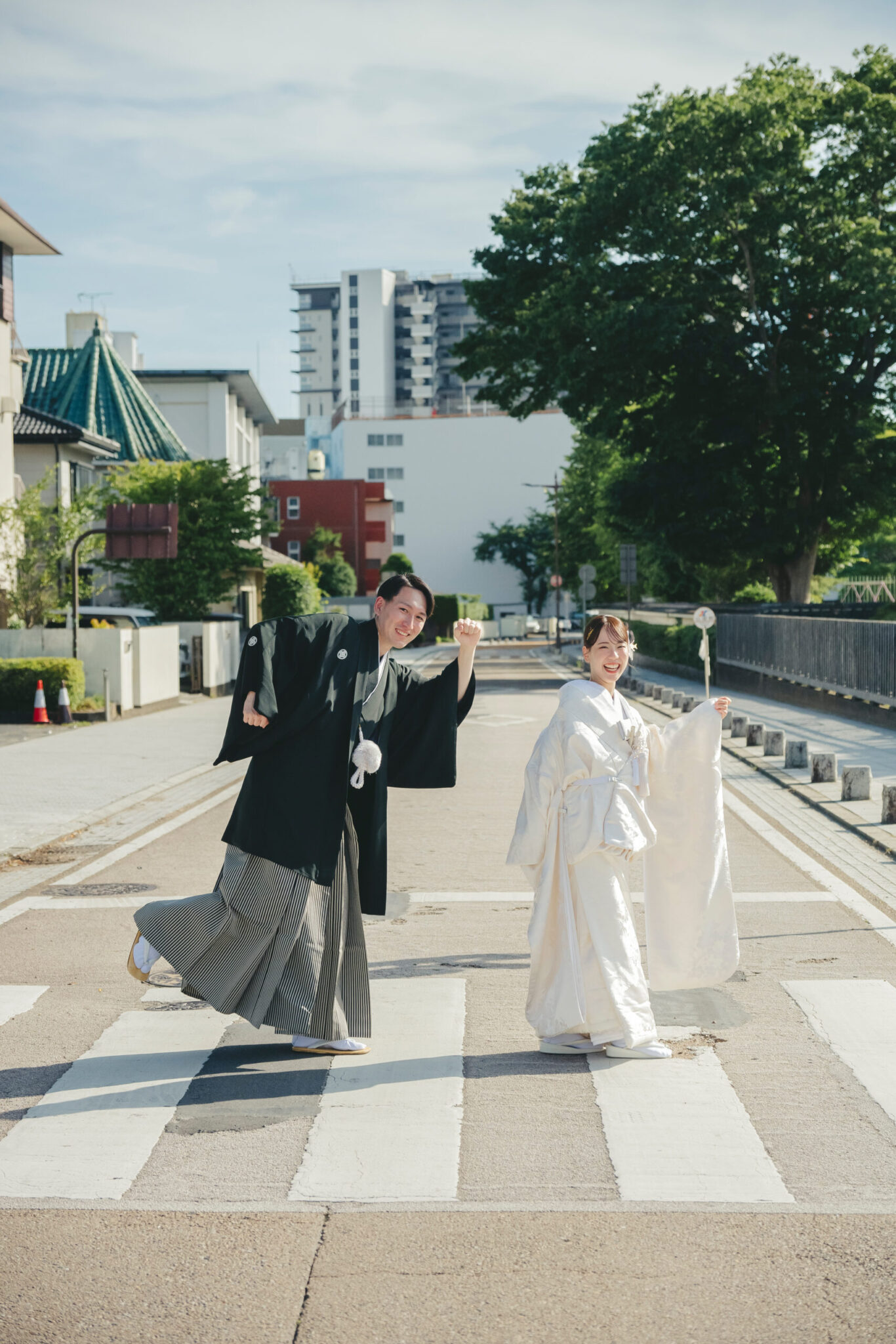 和装姿のまま街中の横断歩道をお茶目にジャンプするように渡るストリート感のある前撮り