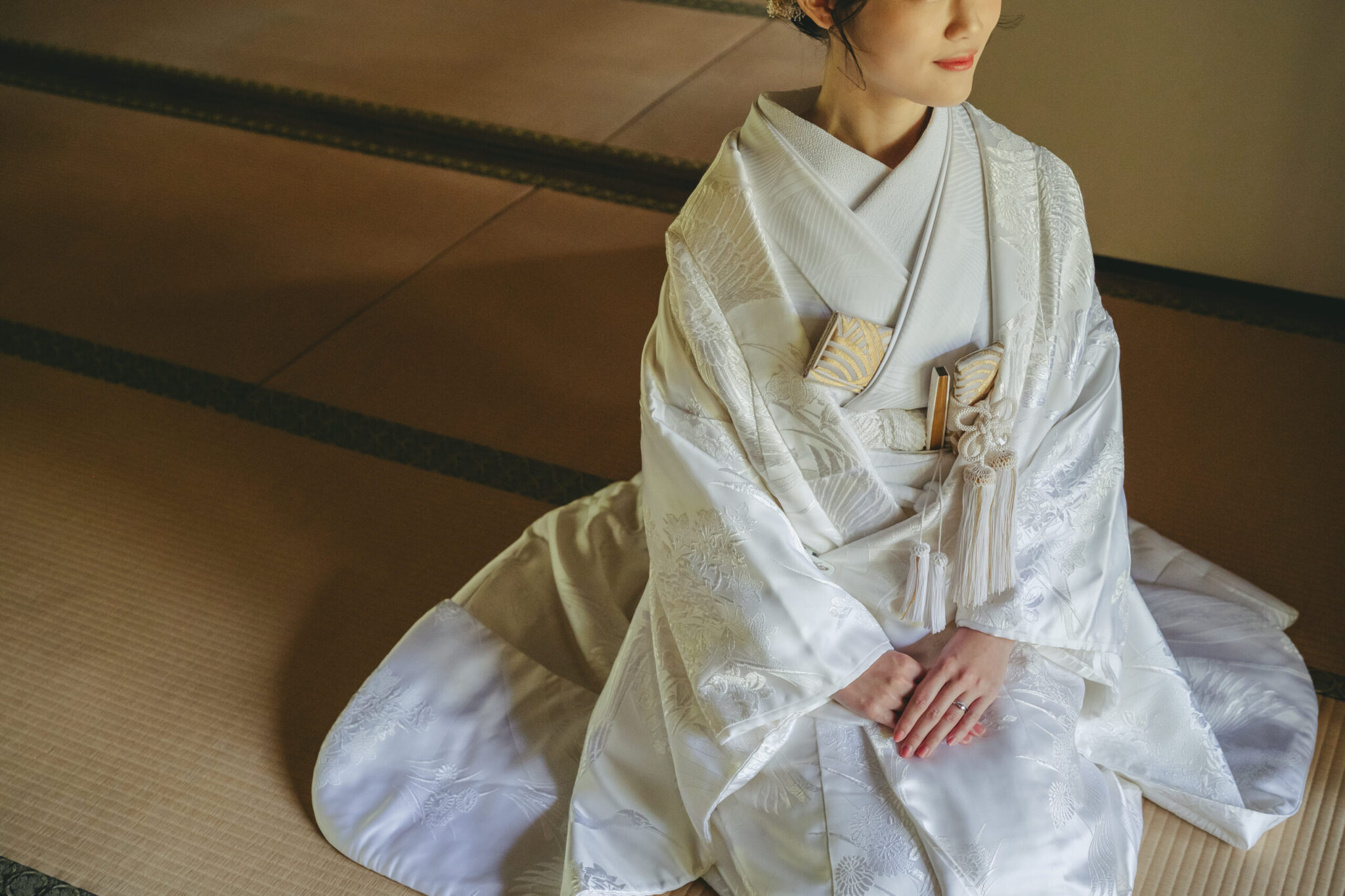 歴史を感じる弘道館の畳の上で凛とした美しさが引き立つ白無垢の新婦お座りソロカット