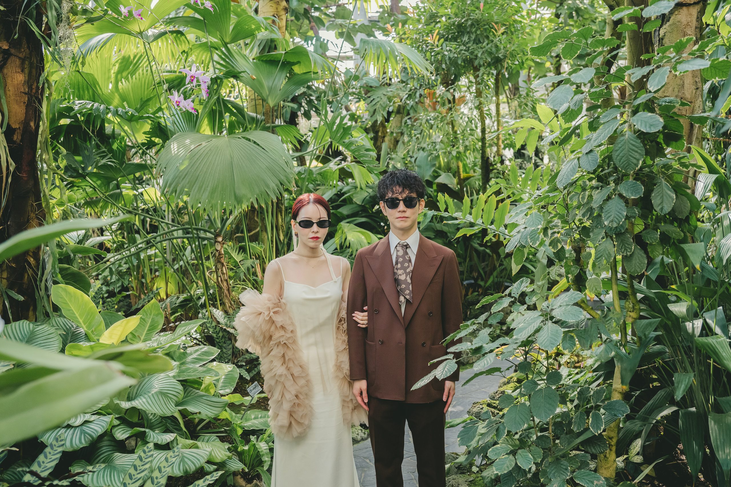 大阪での結婚式前撮りで広大なロケーションの中で開放的なウェディングフォトを撮影するカップル