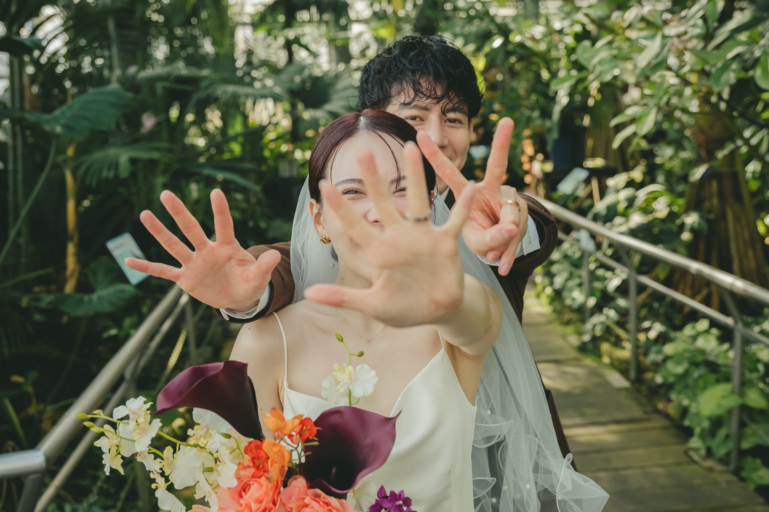 大阪での結婚式前撮りで広大なロケーションの中で開放的なウェディングフォトを撮影するカップル