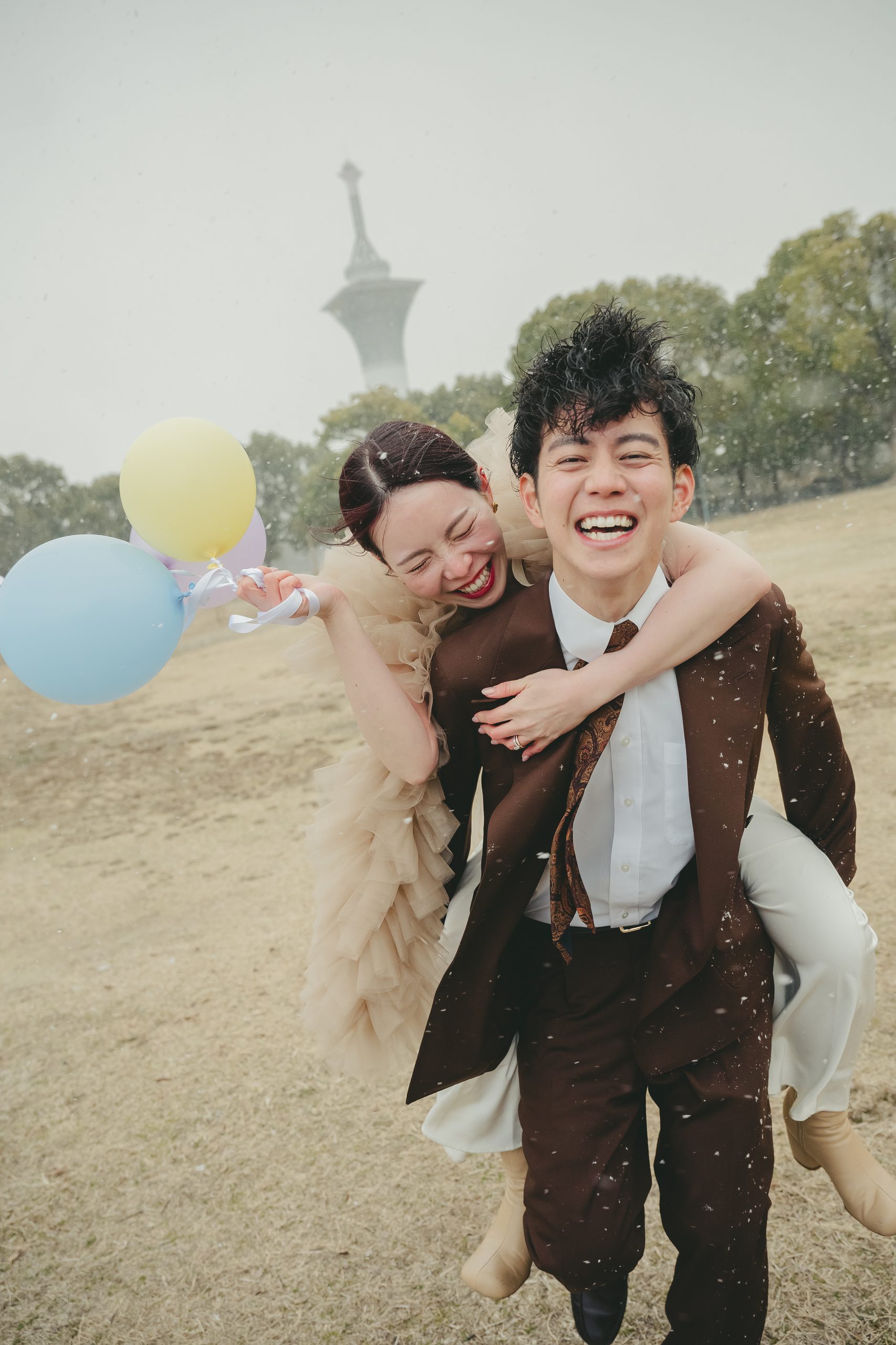 大阪での結婚式前撮りで広大なロケーションの中で開放的なウェディングフォトを撮影するカップル