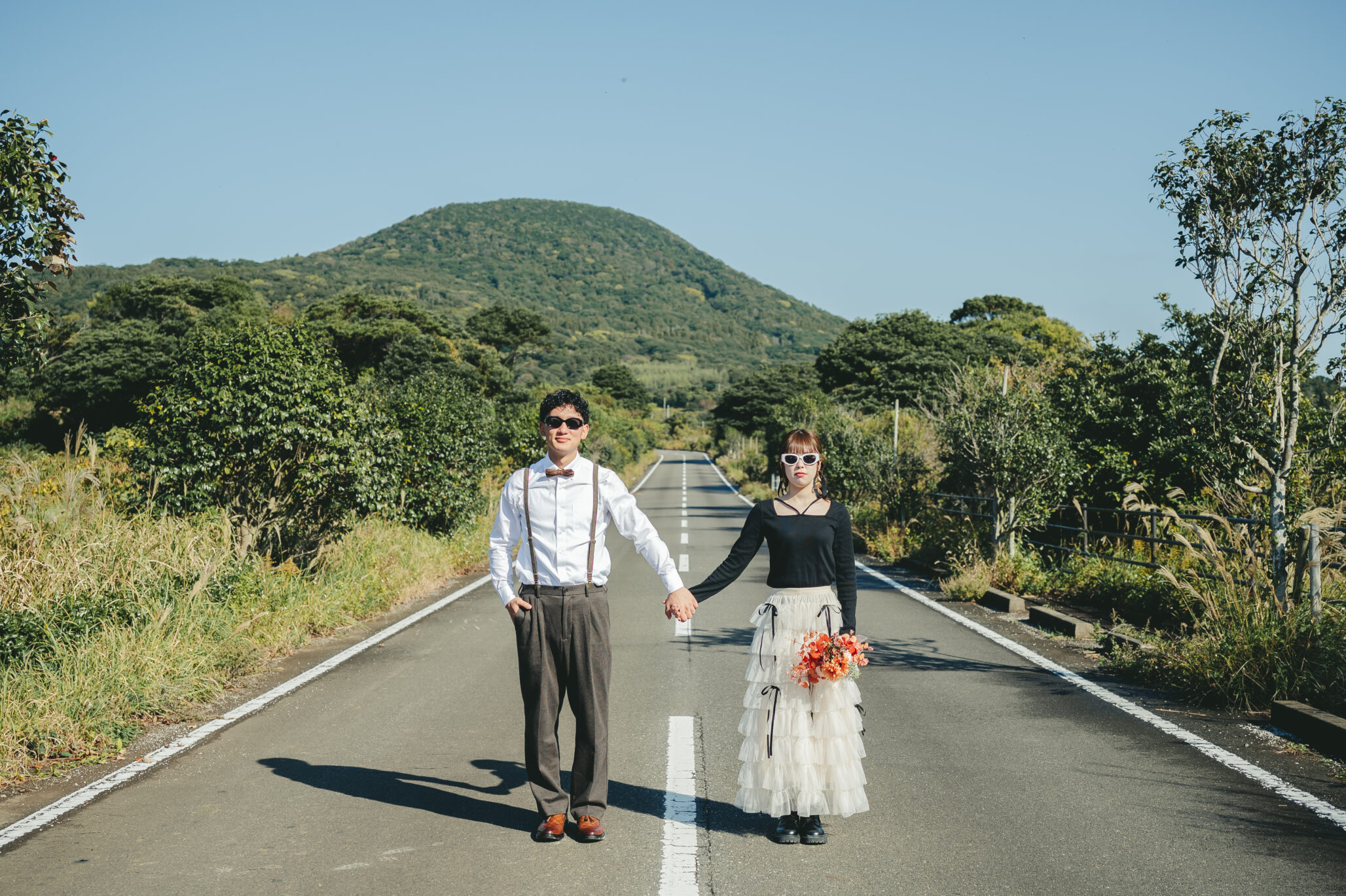 長崎県五島列島の緑豊かな背景に前撮りする二人