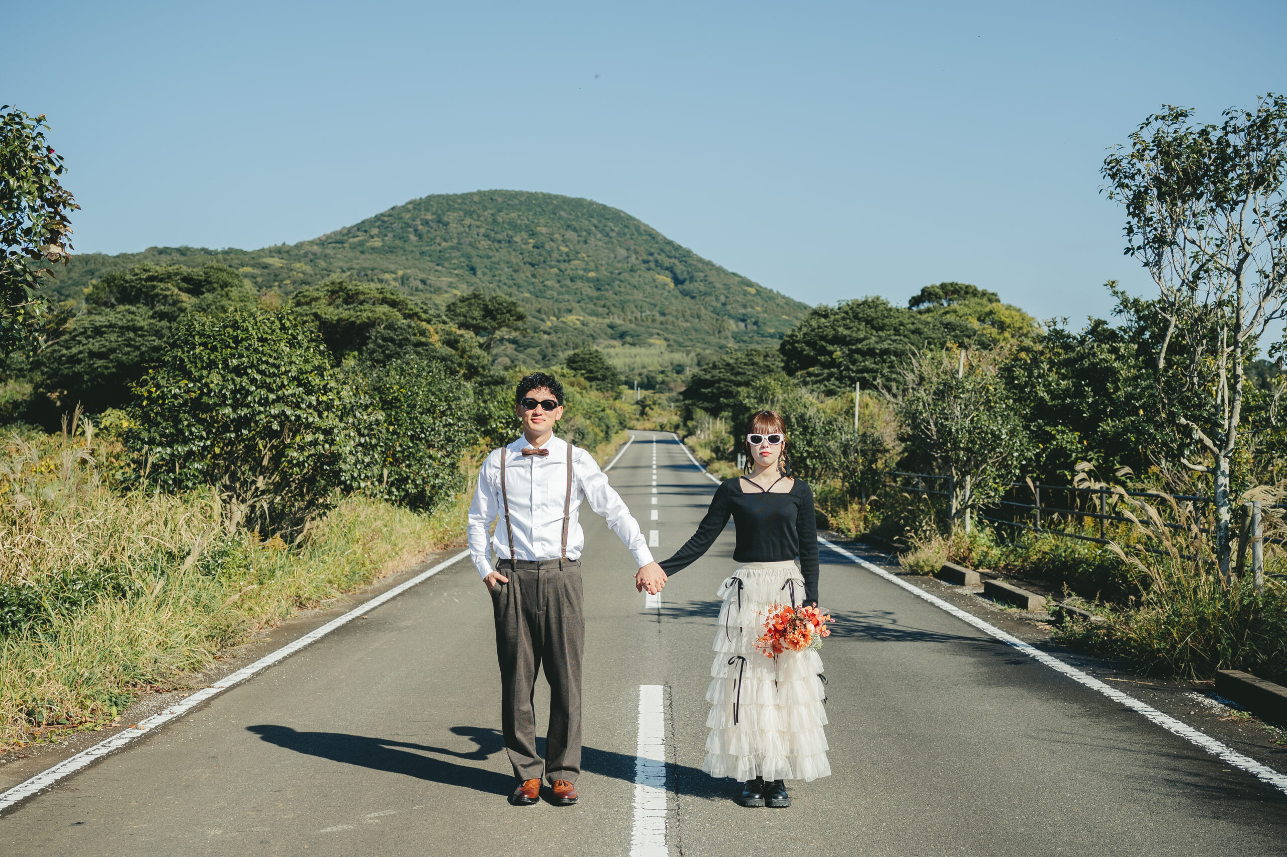 長崎県五島列島の緑豊かな背景に前撮りする二人