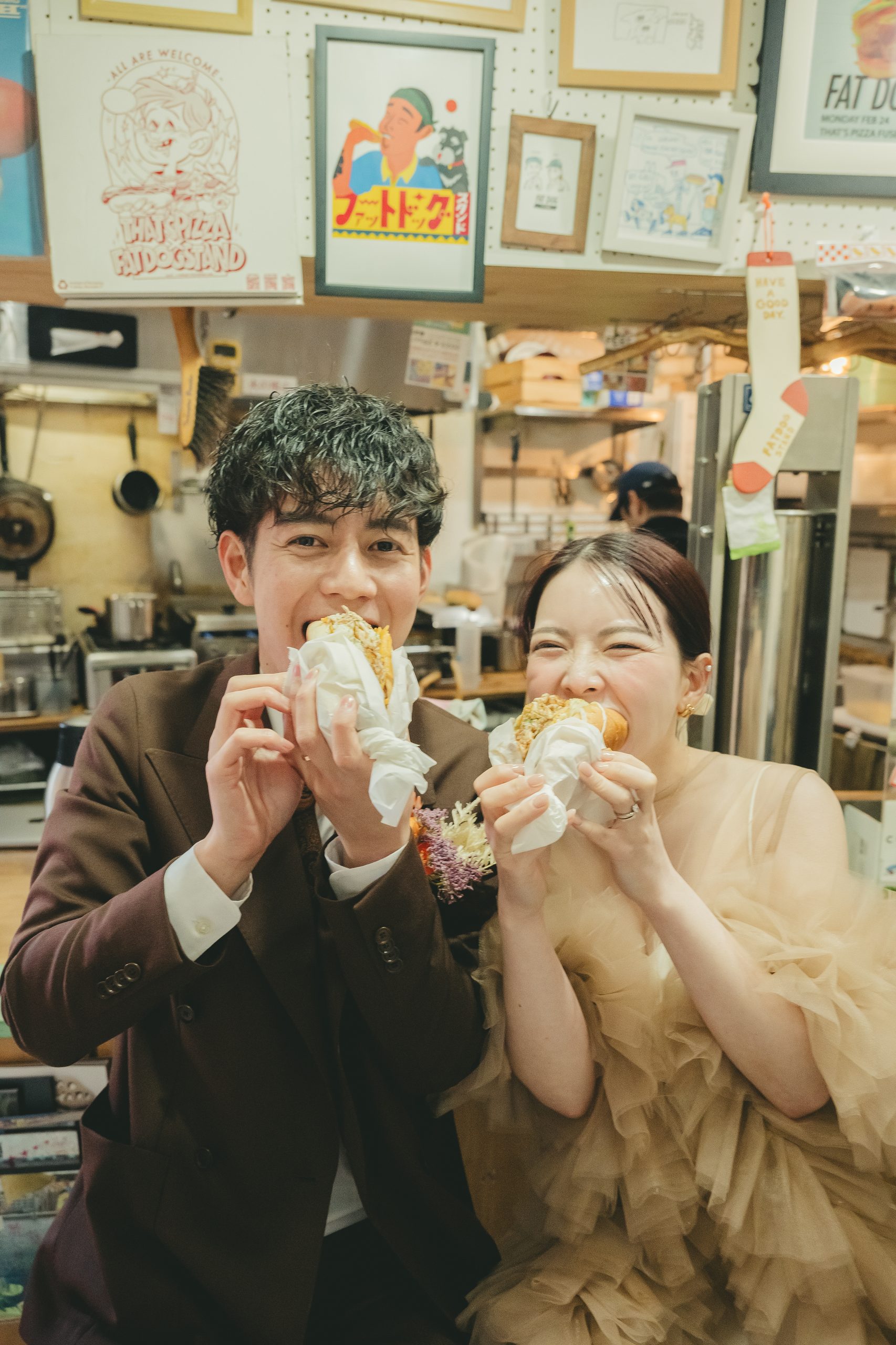 大阪出張前撮りで食べ歩きや乾杯を楽しむお茶目な新郎新婦