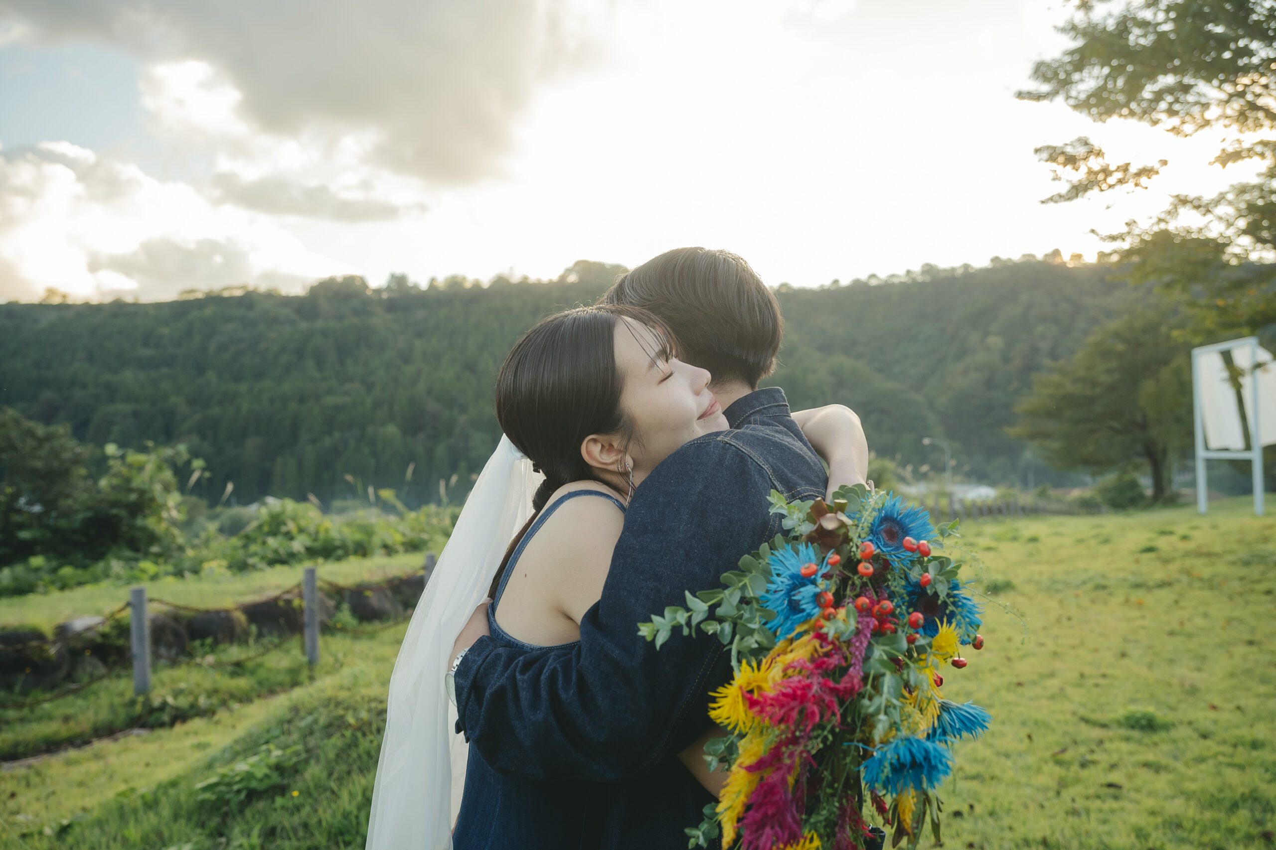津南の緑豊かな芝生公園で前撮りする新郎新婦