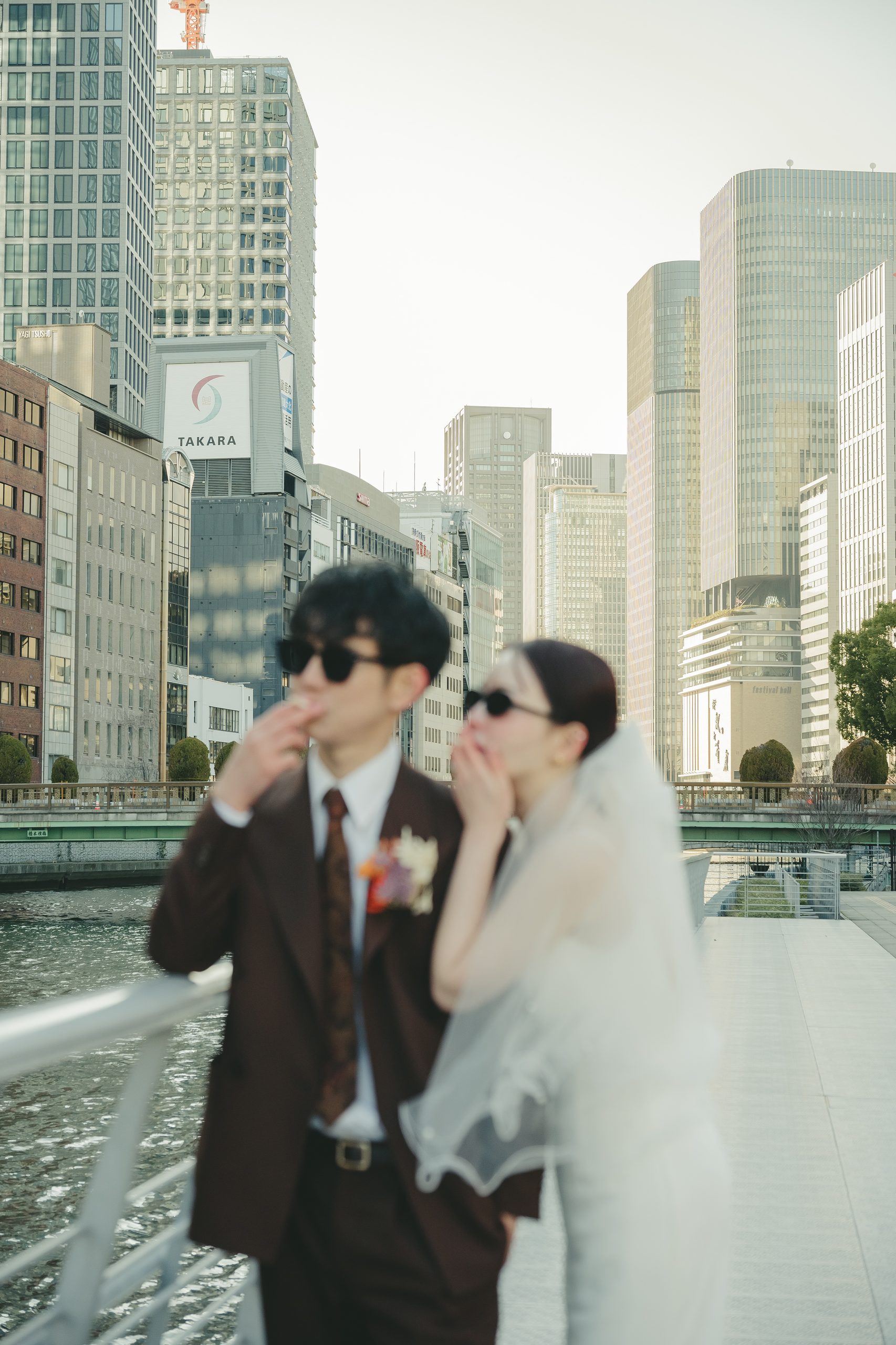大阪の街並みやレトロなロケーションで前撮りを楽しむドレスとタキシード姿の二人