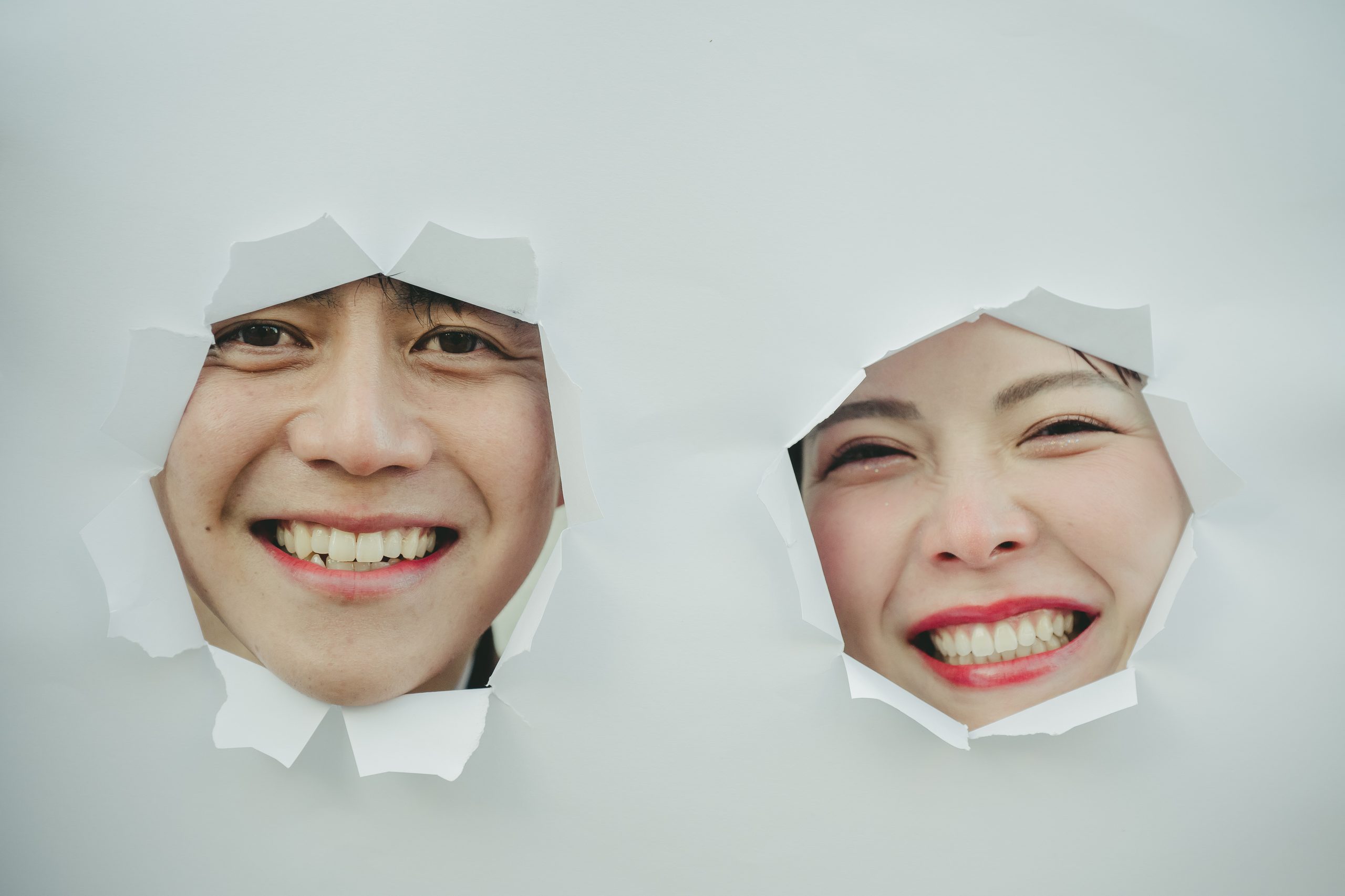 大阪の街並みやレトロなロケーションで前撮りを楽しむドレスとタキシード姿の二人