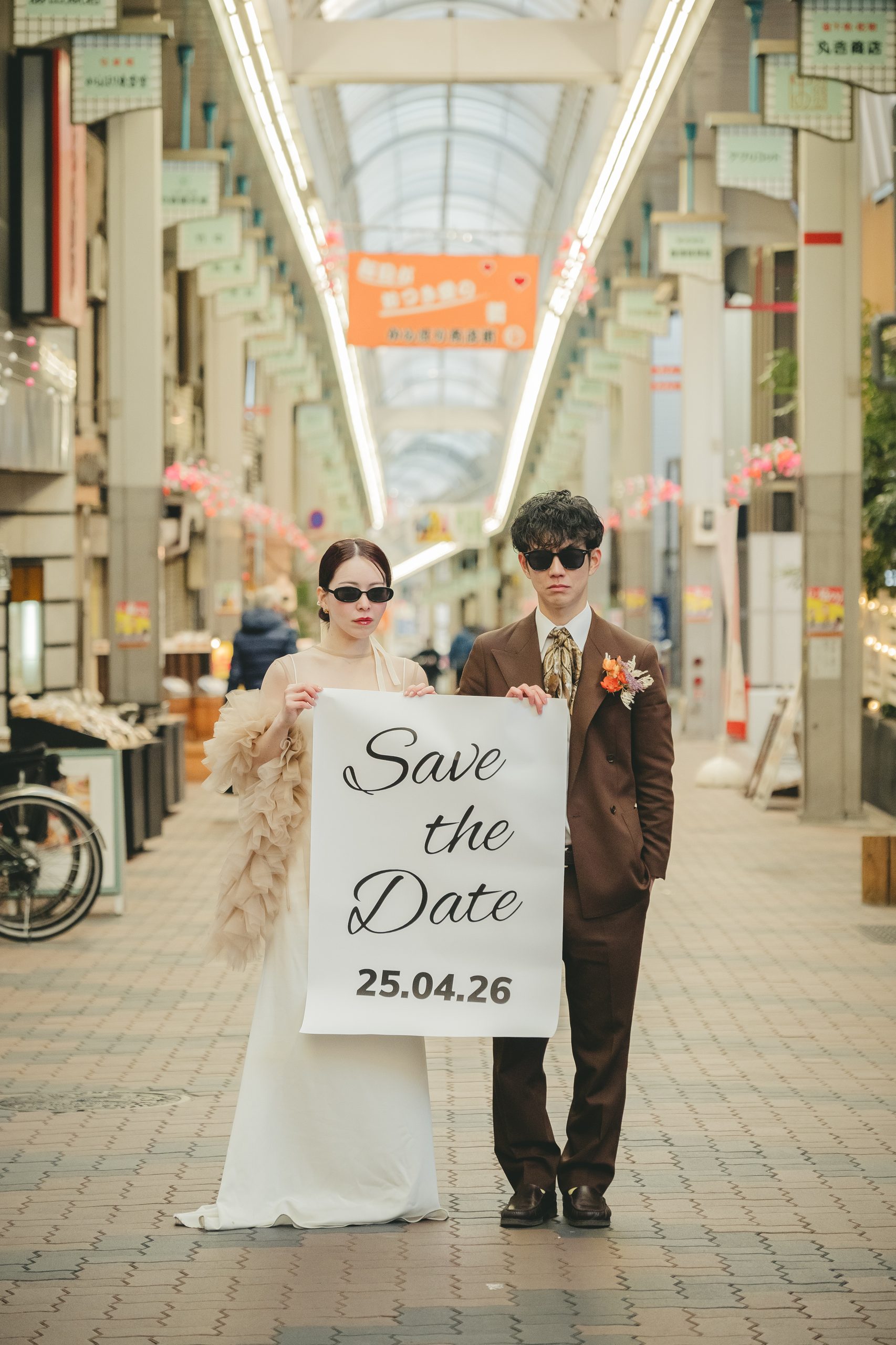 大阪の街並みやレトロなロケーションで前撮りを楽しむドレスとタキシード姿の二人