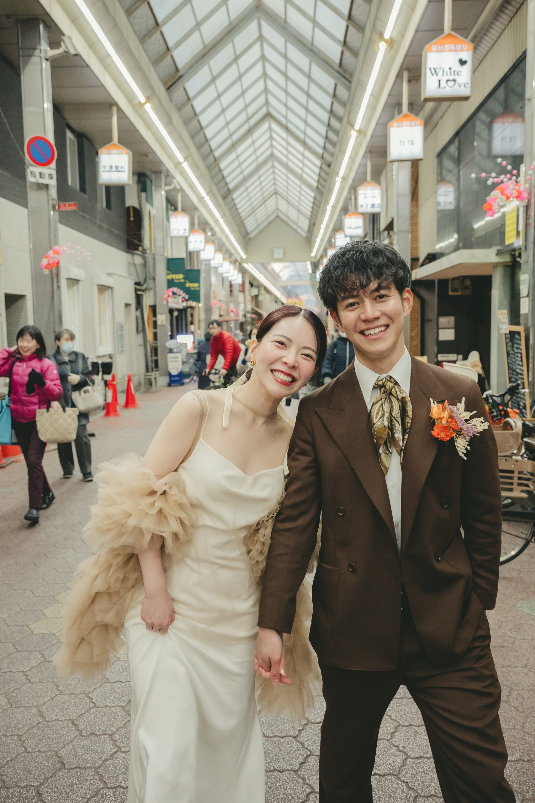 大阪の街並みやレトロなロケーションで前撮りを楽しむドレスとタキシード姿の二人