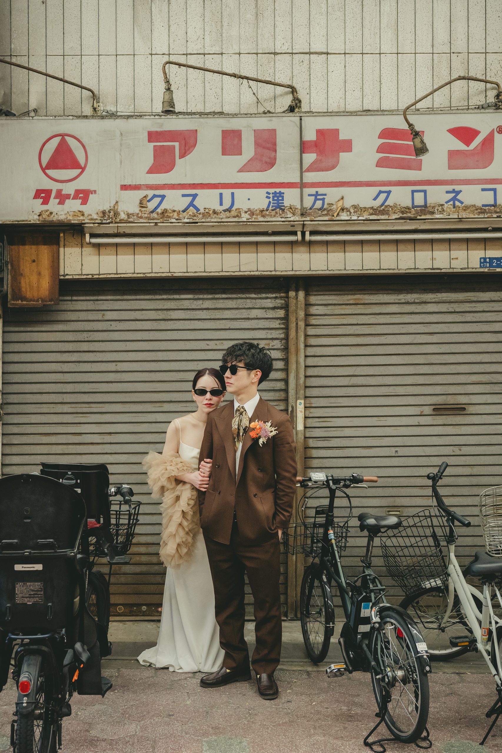 大阪の街並みやレトロなロケーションで前撮りを楽しむドレスとタキシード姿の二人