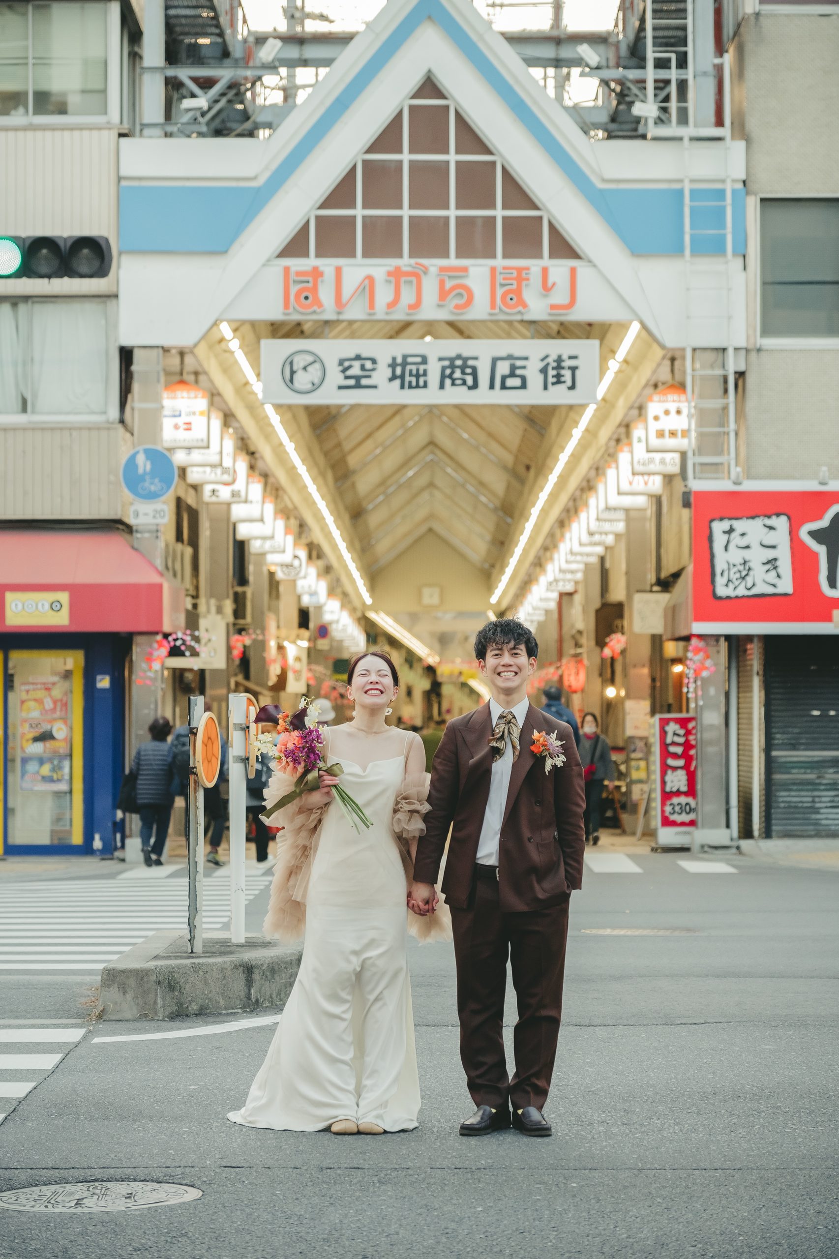 大阪の街並みやレトロなロケーションで前撮りを楽しむドレスとタキシード姿の二人