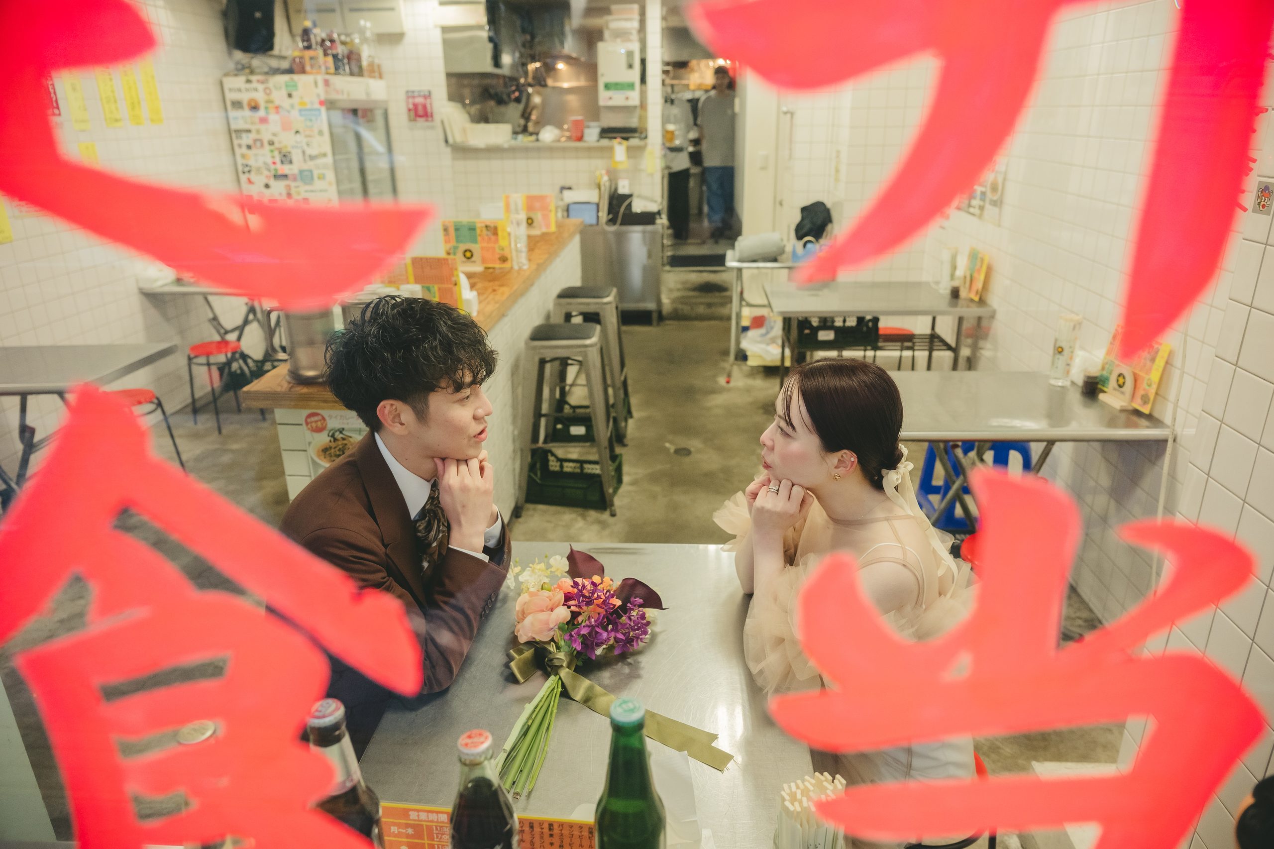 大阪出張前撮りで食べ歩きや乾杯を楽しむお茶目な新郎新婦