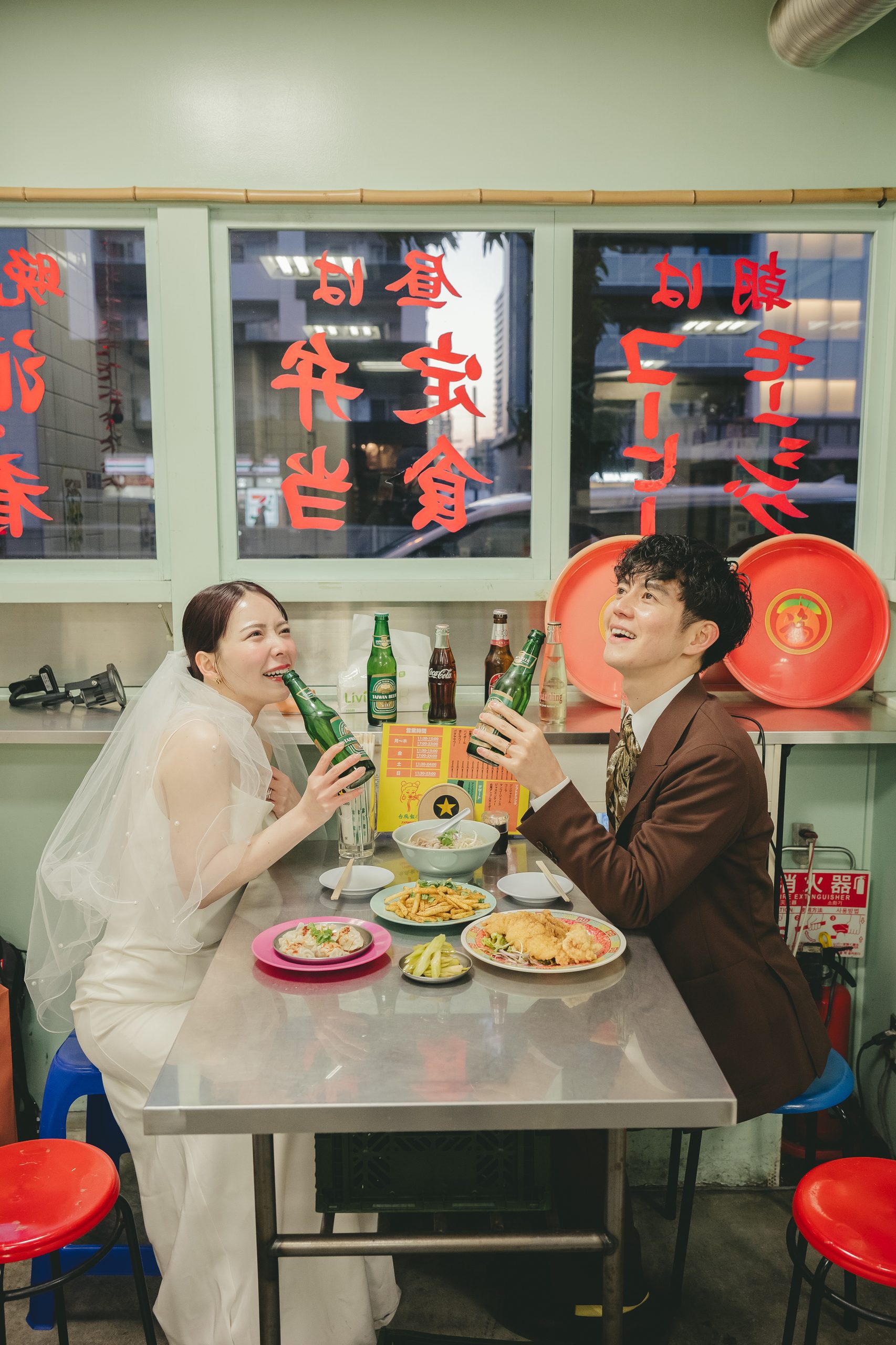 大阪出張前撮りで食べ歩きや乾杯を楽しむお茶目な新郎新婦
