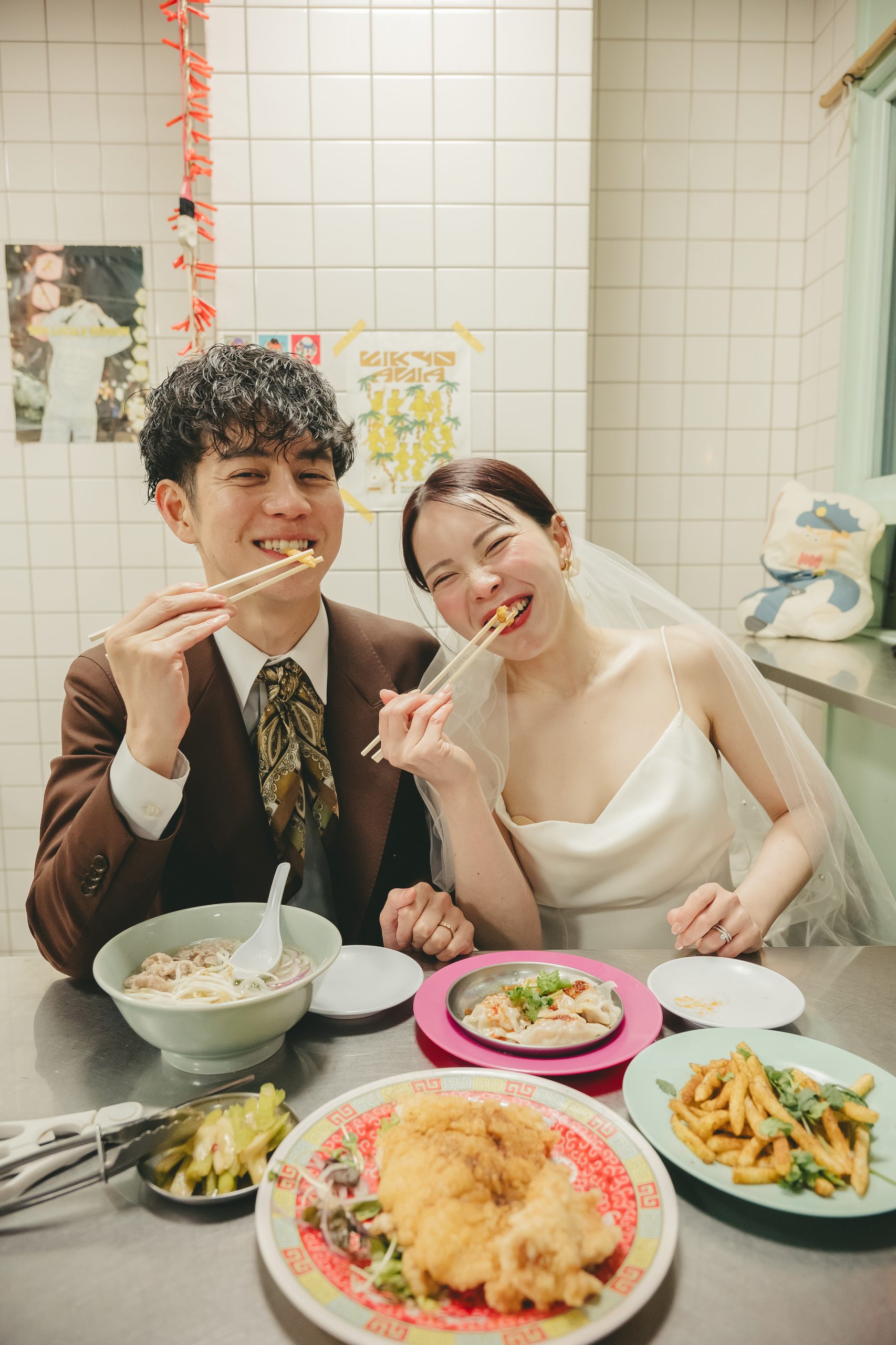 大阪出張前撮りで食べ歩きや乾杯を楽しむお茶目な新郎新婦