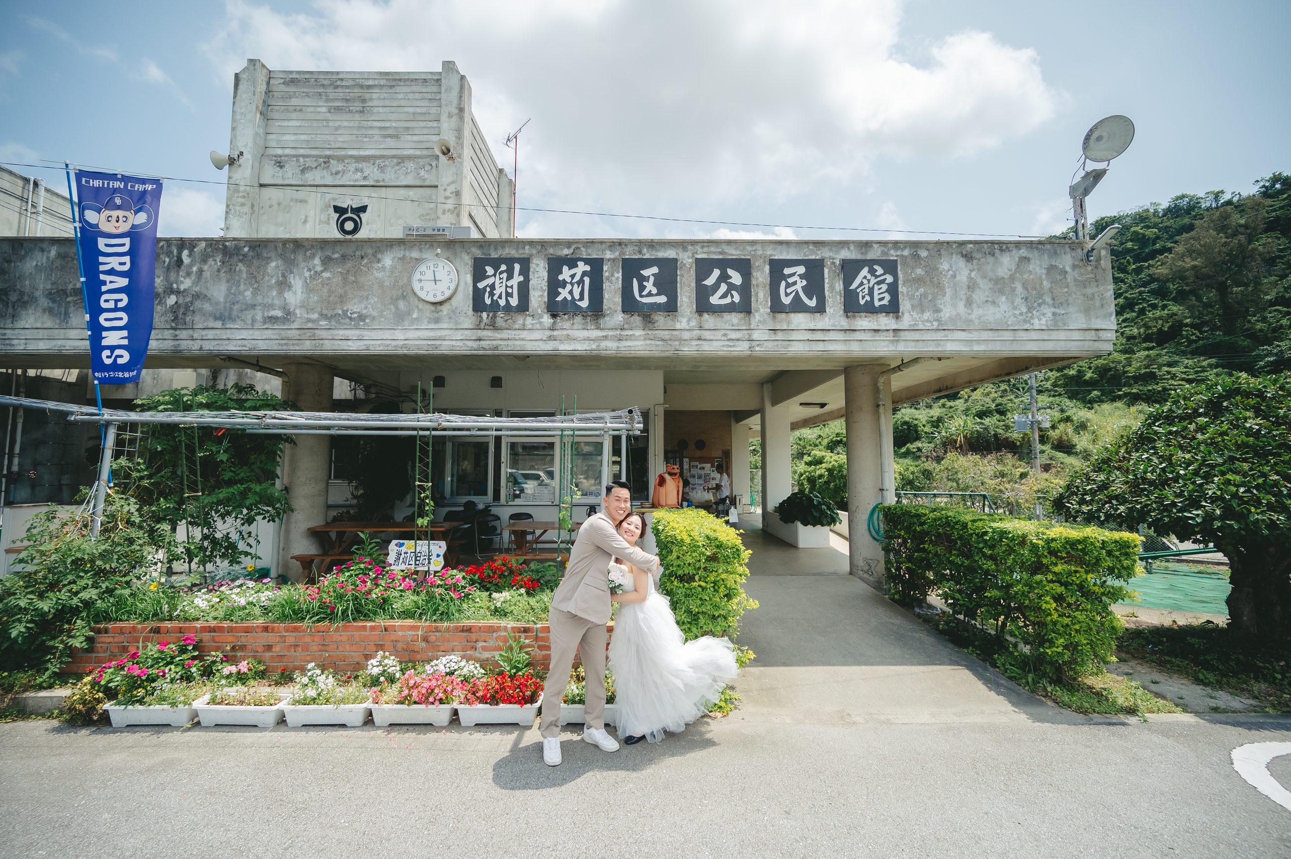 沖縄での結婚式前撮りロケーション撮影で笑顔を見せる新郎新婦
