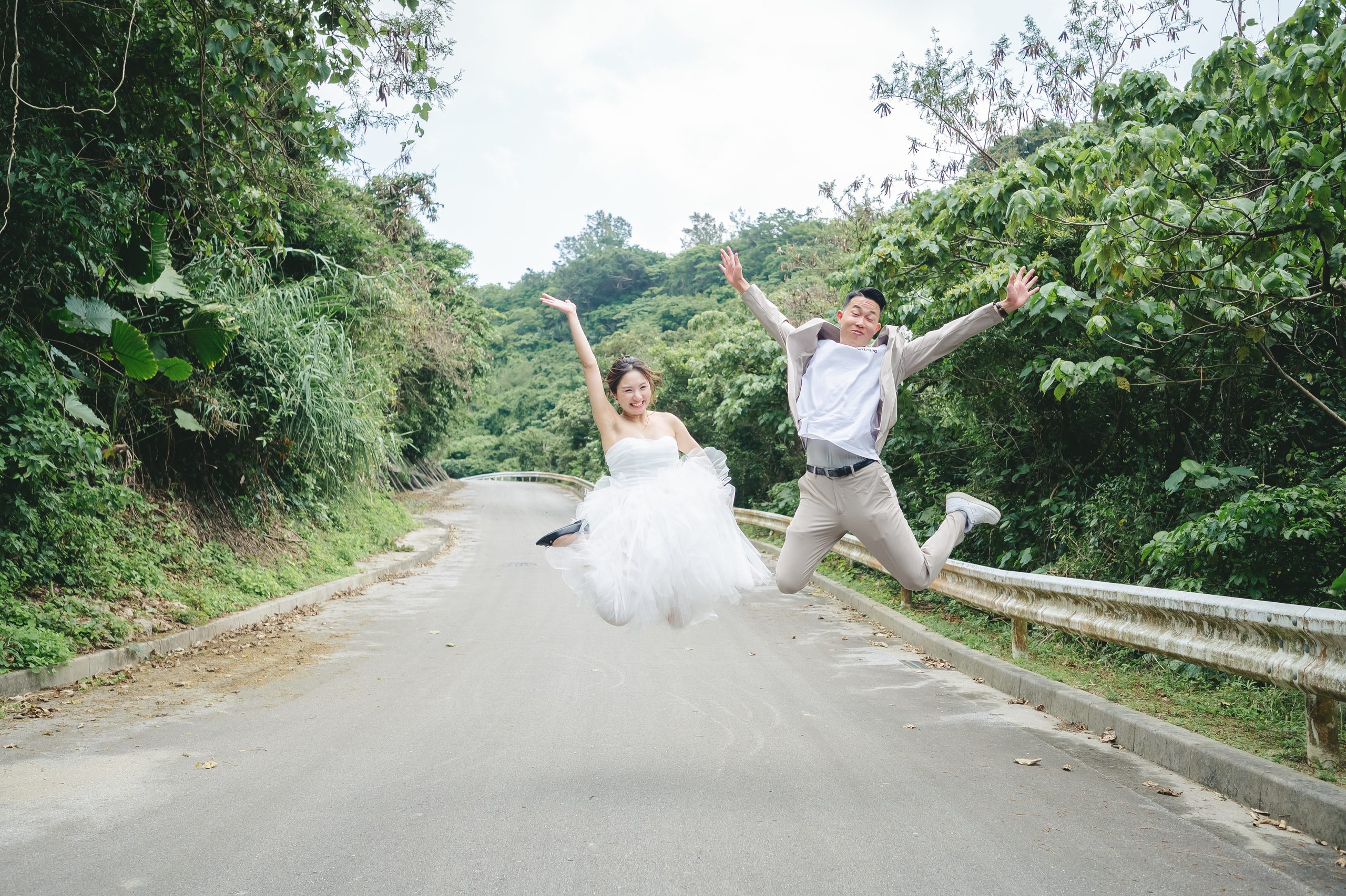沖縄での結婚式前撮りロケーション撮影で笑顔を見せる新郎新婦