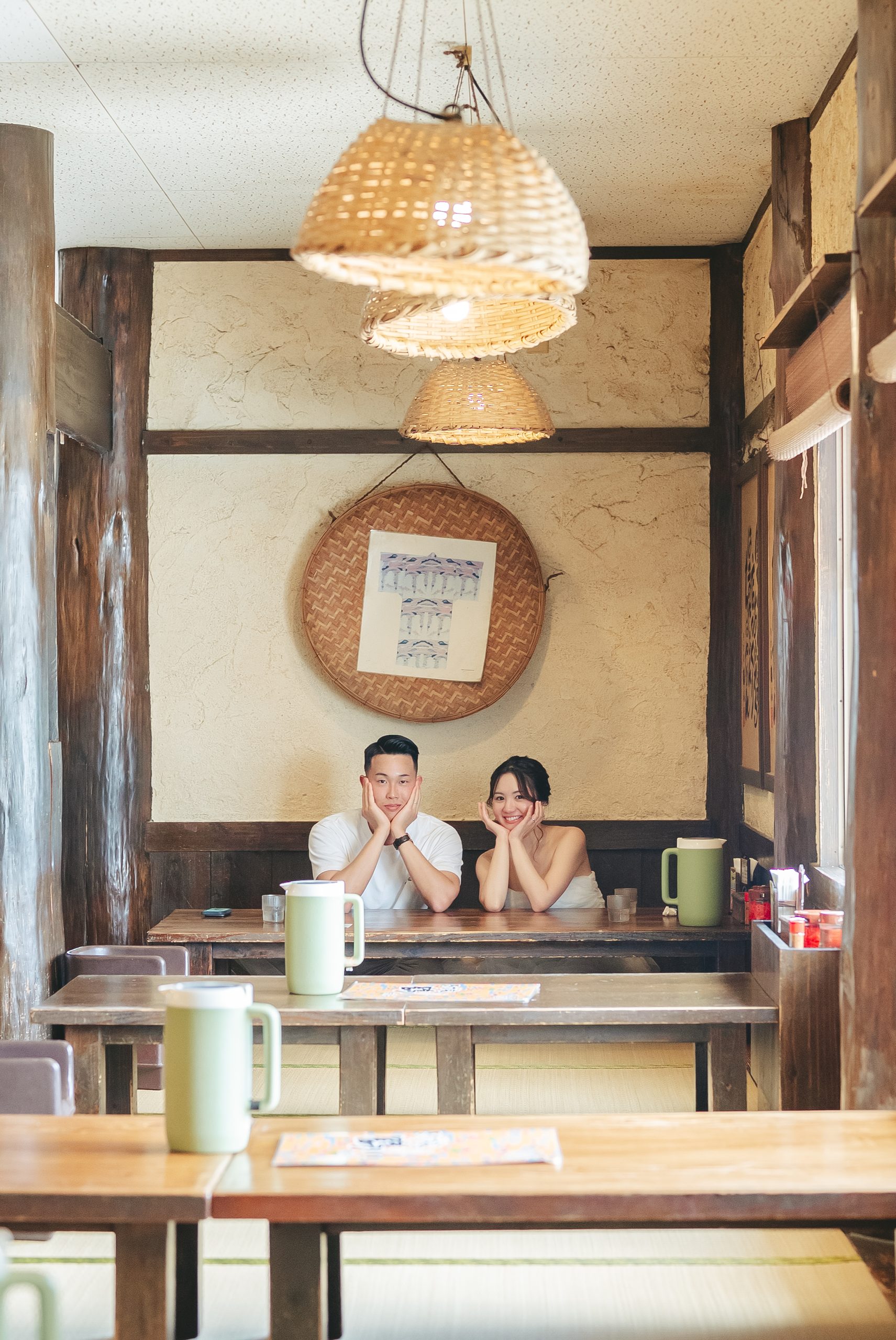 沖縄での結婚式前撮りロケーション撮影で笑顔を見せる新郎新婦
