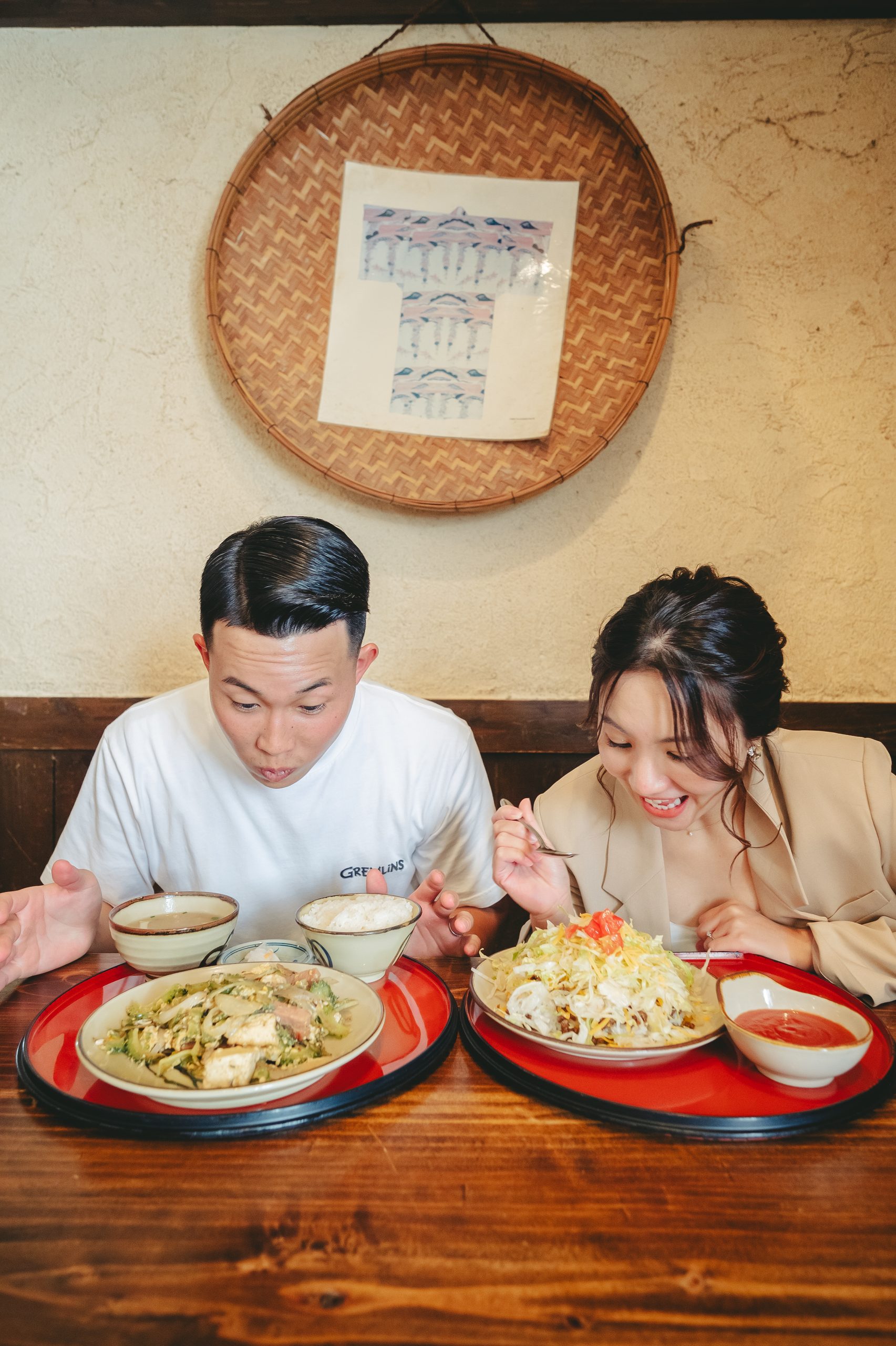 沖縄での結婚式前撮りロケーション撮影で笑顔を見せる新郎新婦