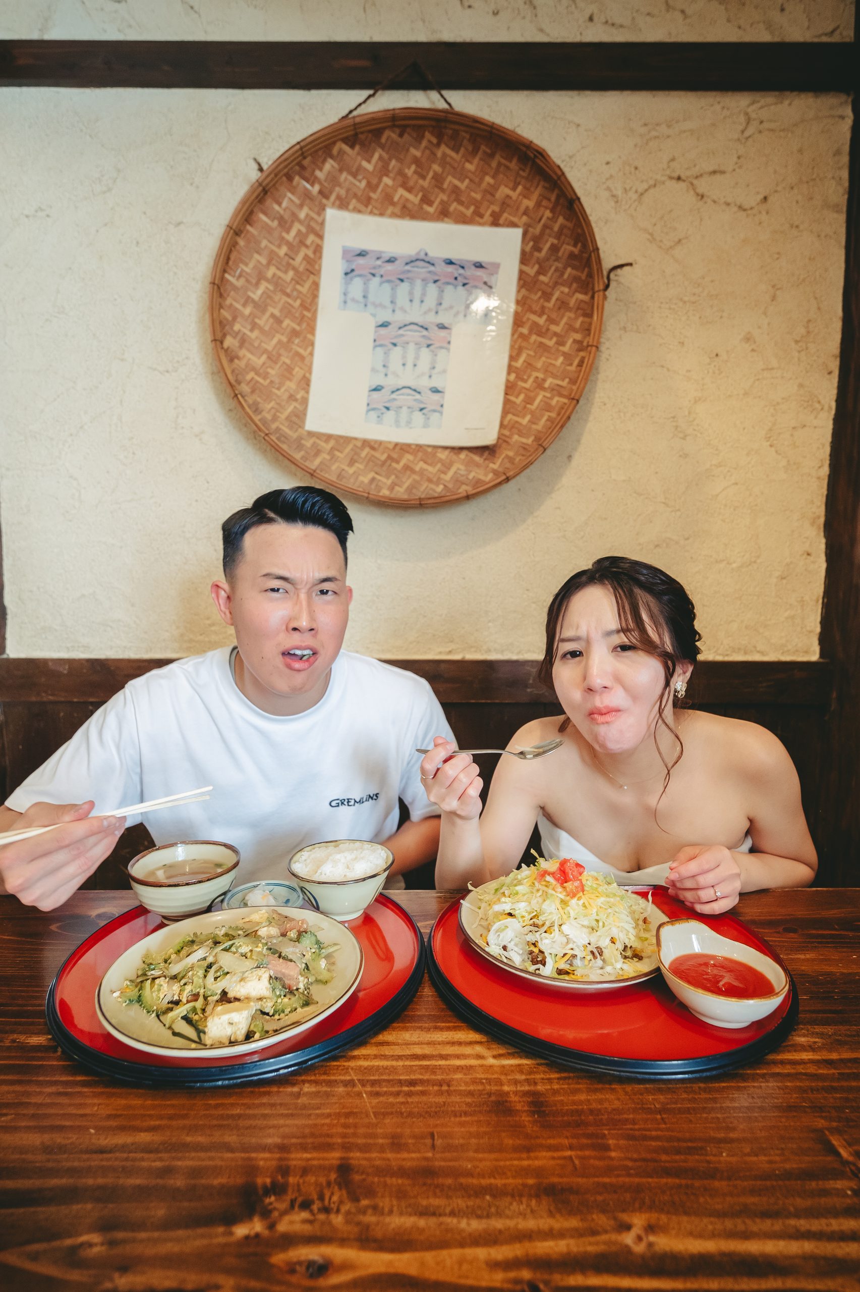 沖縄での結婚式前撮りロケーション撮影で笑顔を見せる新郎新婦